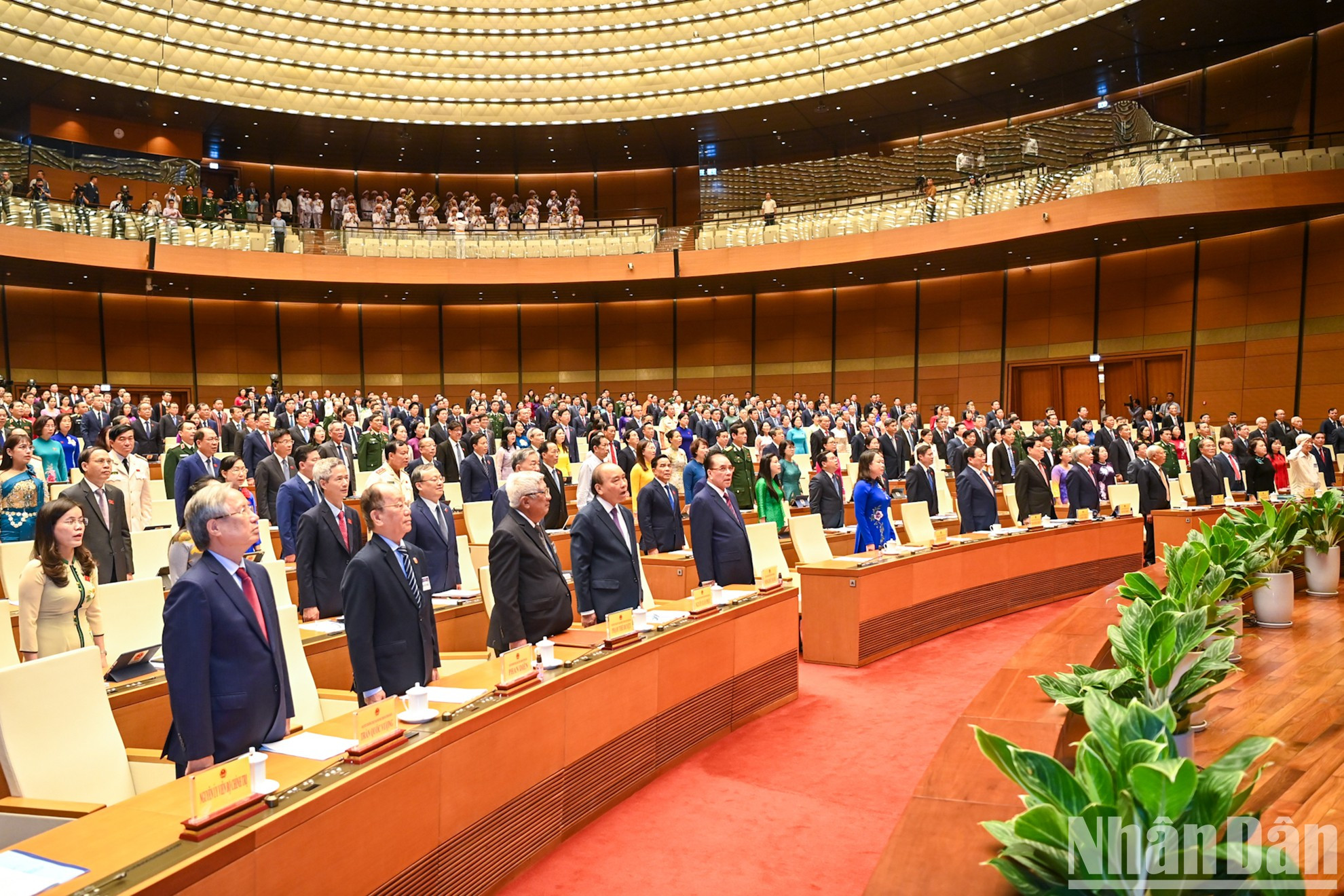 Los dirigentes, exdirigentes del Partido Comunista de Vietnam, junto con los parlamentarios realizan la ceremonia de izamiento de la bandera en la apertura del séptimo período de sesiones de la AN (XV legislatura). Los dirigentes, exdirigentes del Partido Comunista de Vietnam, junto con los parlamentarios realizan la ceremonia de izamiento de la bandera en la apertura del séptimo período de sesiones de la AN (XV legislatura).