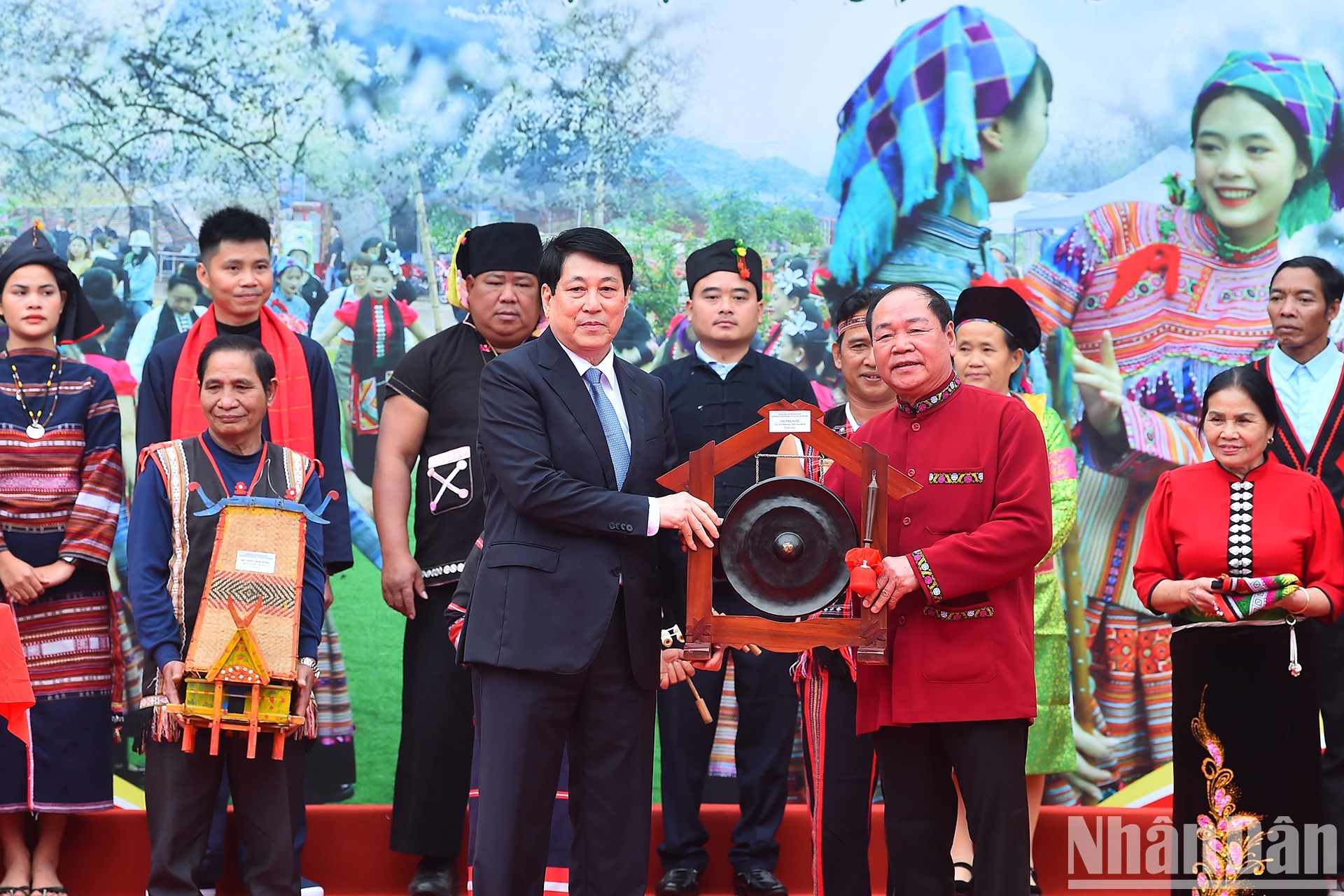 Representantes de los grupos étnicos entregan regalos tradicionales de su localidad al presidente Luong Cuong.