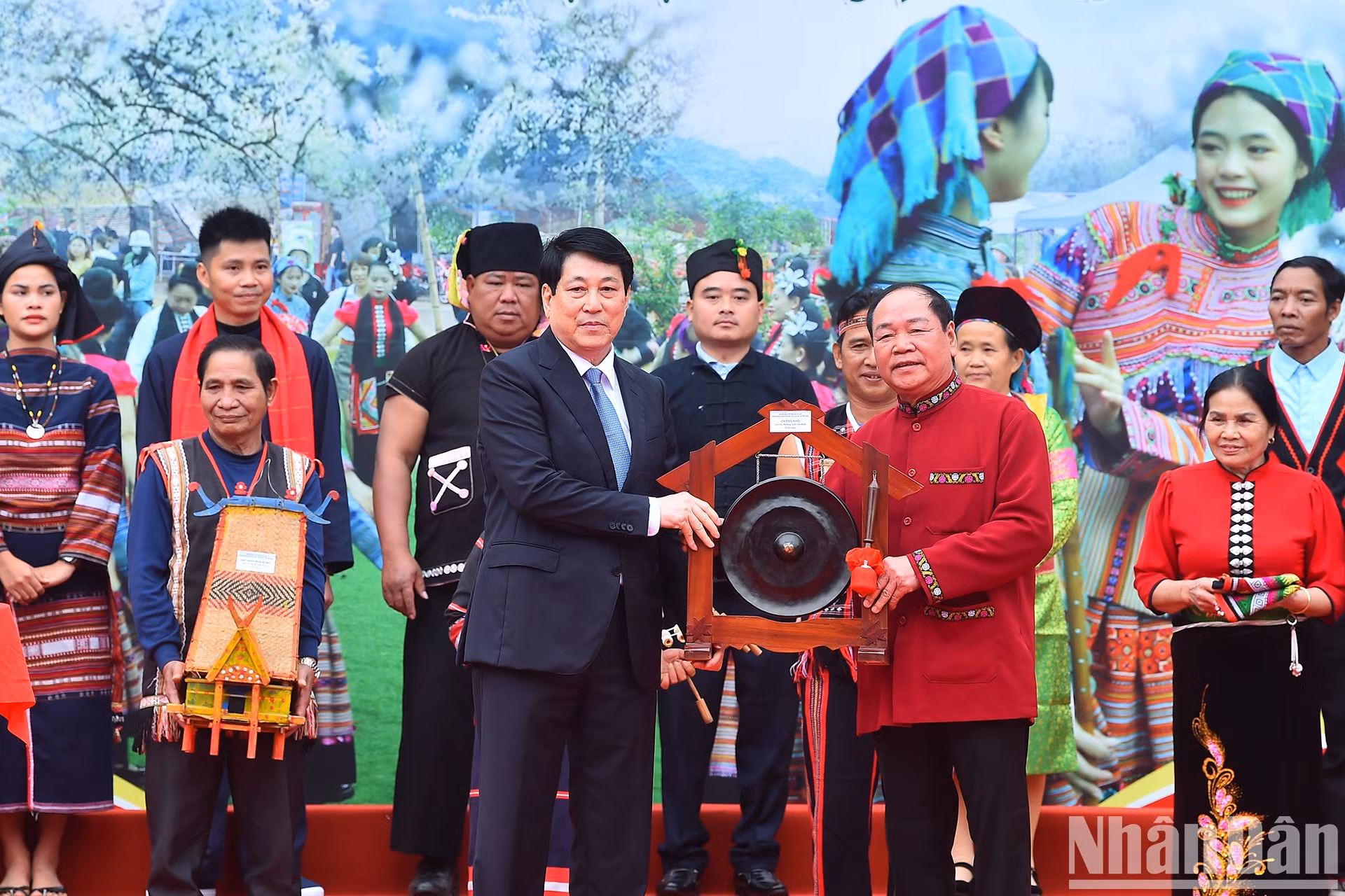 Representantes de los grupos étnicos entregan regalos tradicionales de su localidad al presidente Luong Cuong.