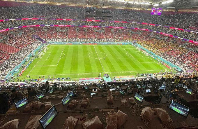 Vista general del Estadio Al Bayt antes del inicio del partido inaugural entre Qatar y Ecuador. (Foto: Twitter)
