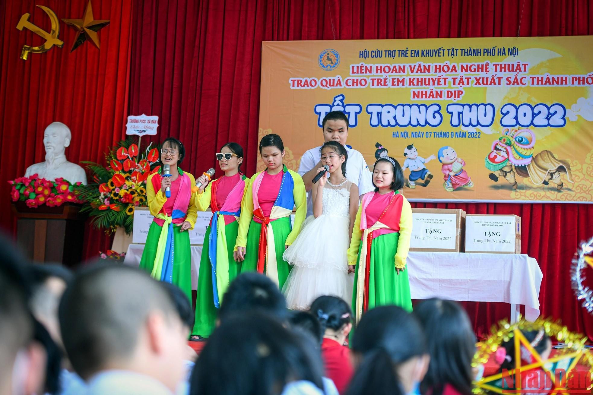 Actuaciones interpretadas por alumnos de las escuelas primarias de Xa Dan y Nguyen Dinh Chieu. Actuaciones interpretadas por alumnos de las escuelas primarias de Xa Dan y Nguyen Dinh Chieu.