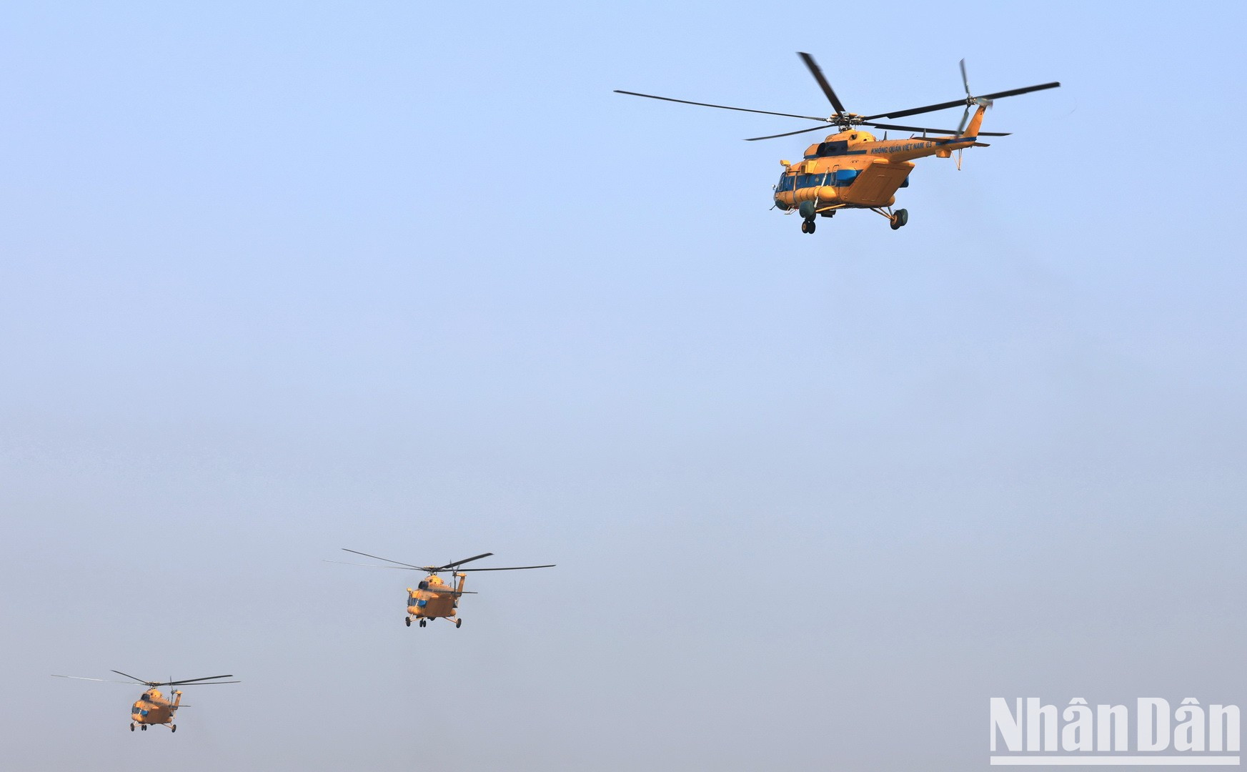 Tres helicópteros en formación de vuelo. Tres helicópteros en formación de vuelo.