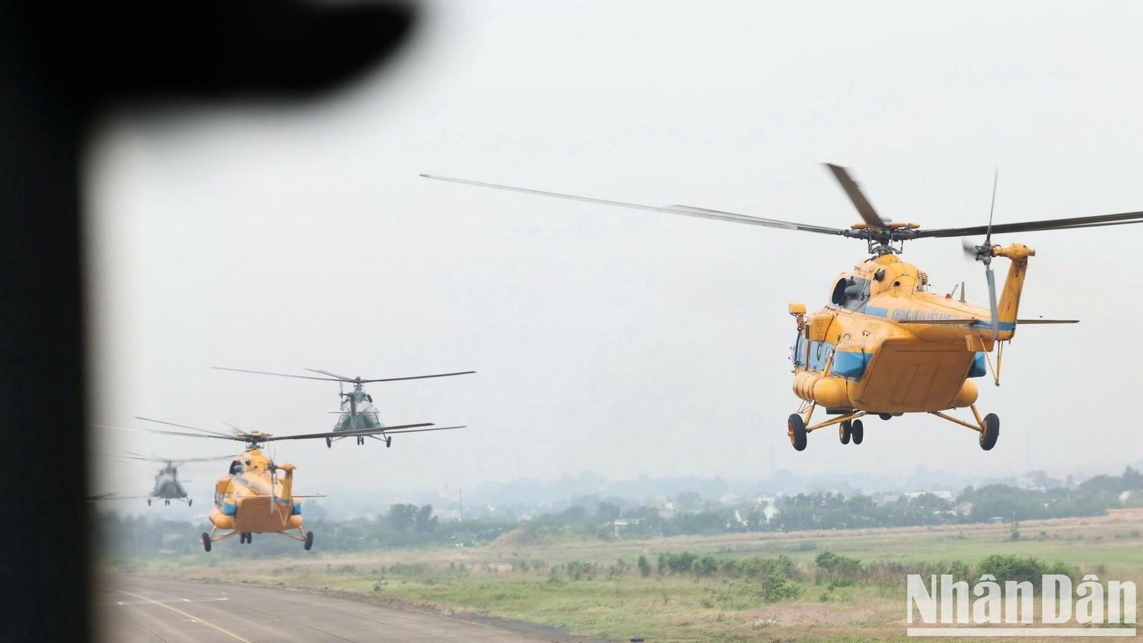Escuadrilla de helicópteros despega en el aeropuerto de Bien Hoa. Escuadrilla de helicópteros despega en el aeropuerto de Bien Hoa.