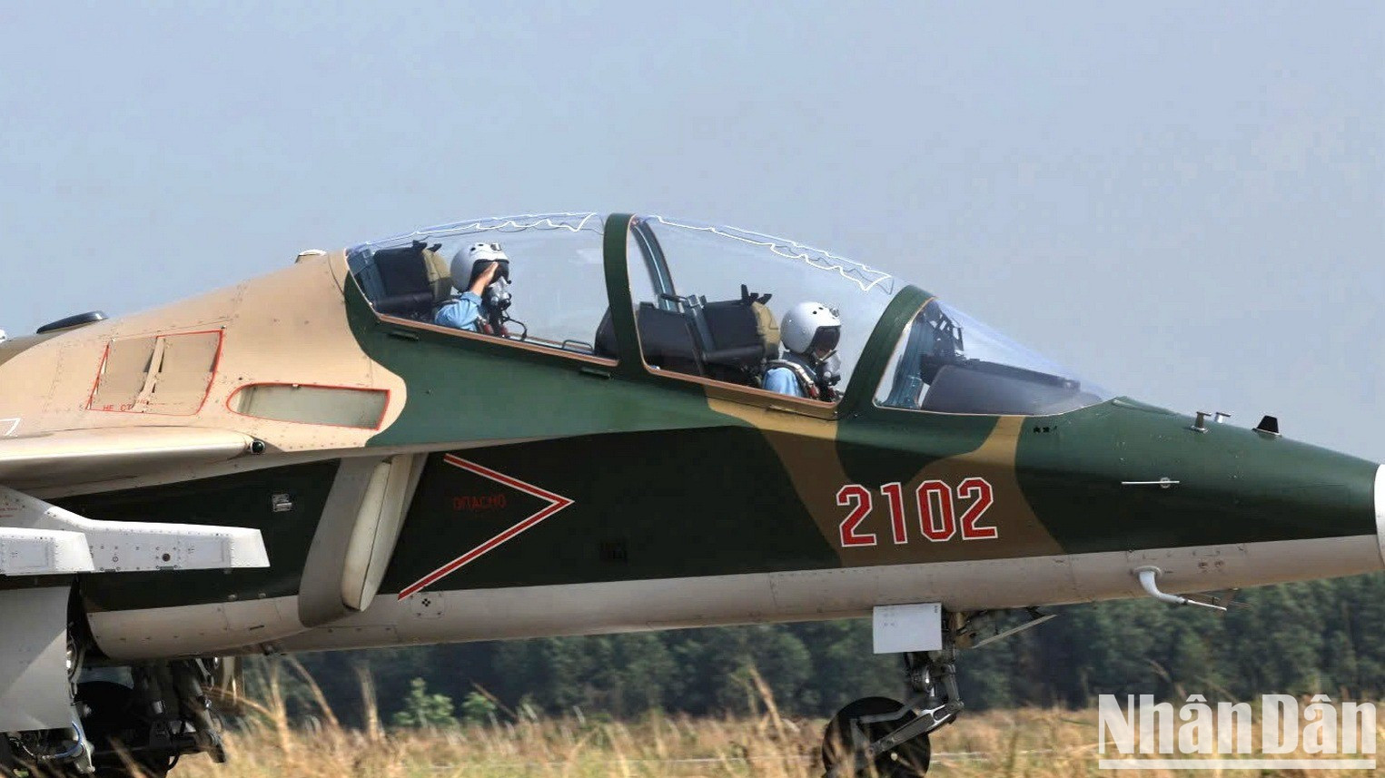 Pilotos saludan al finalizar el vuelo de ensayo. Pilotos saludan al finalizar el vuelo de ensayo.