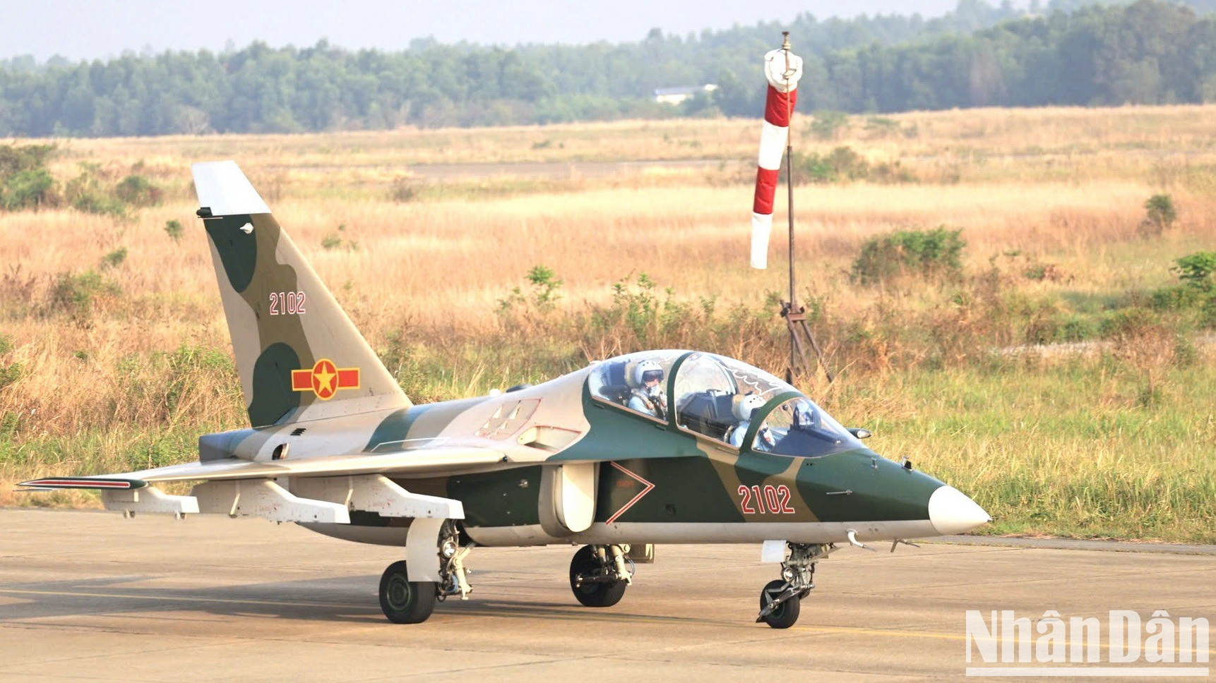 Avión Yak-130 despega para ensayo aéreo. Avión Yak-130 despega para ensayo aéreo.