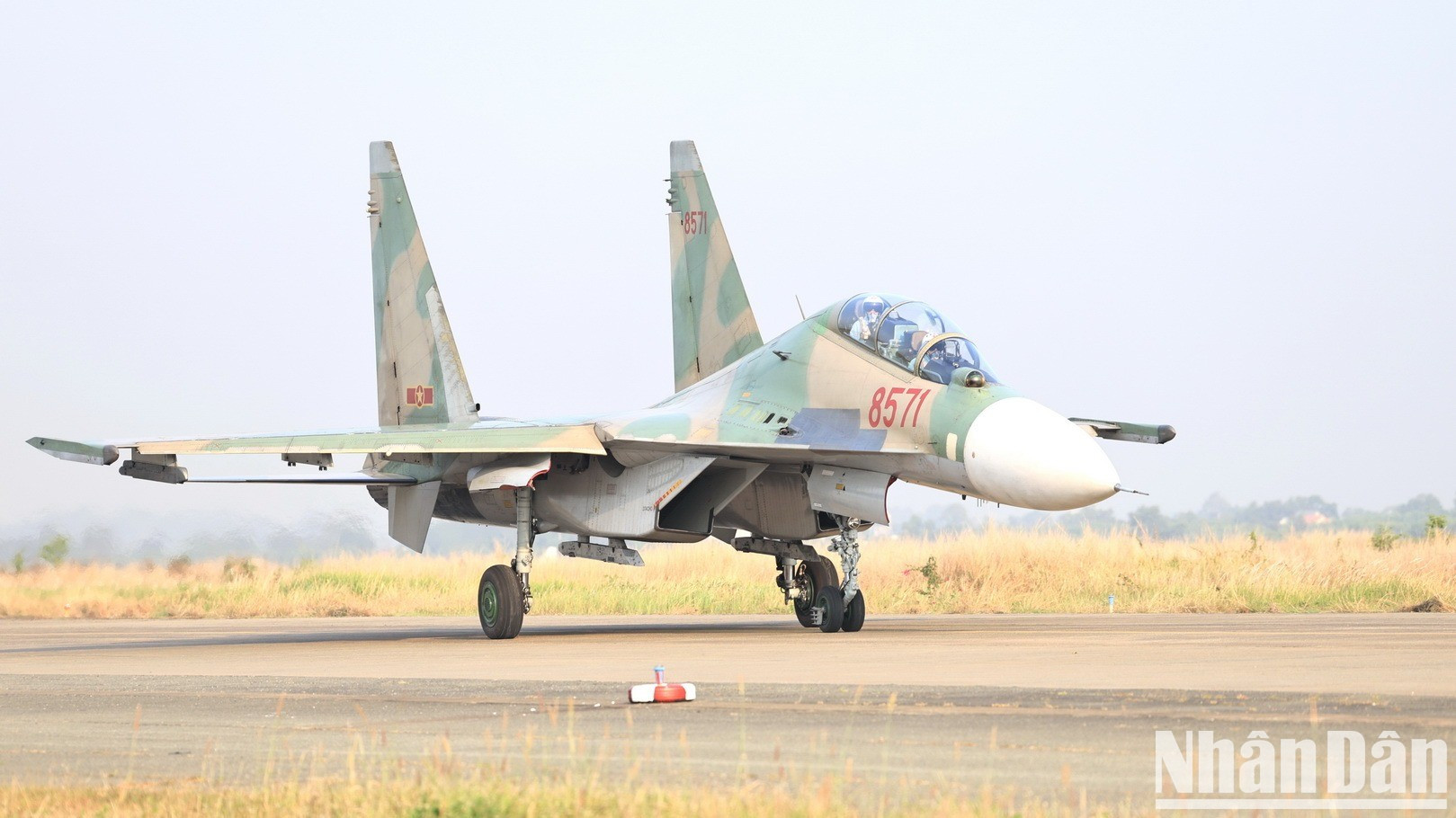 Caza Su-30MK2 en la pista del aeropuerto de Bien Hoa. Caza Su-30MK2 en la pista del aeropuerto de Bien Hoa.