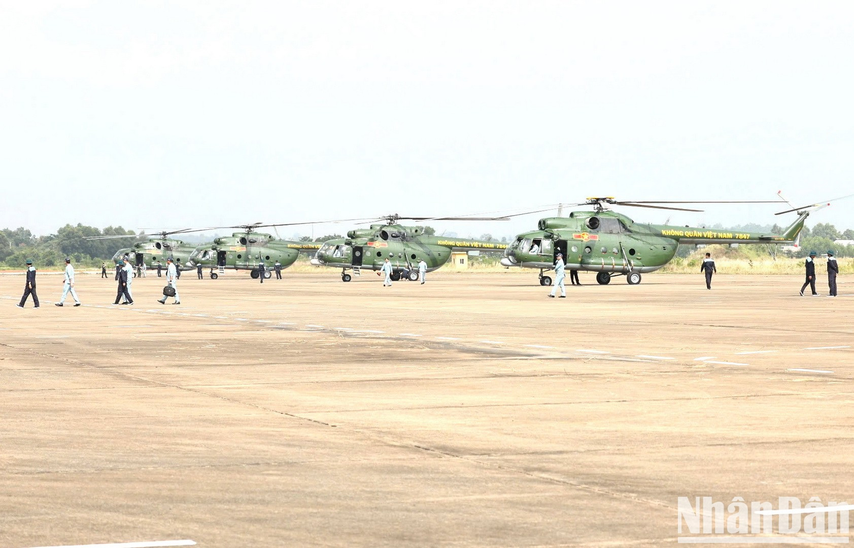 Helicópteros pertenecientes a las 916ª, 917ª y 930ª Divisiones. Helicópteros pertenecientes a las 916ª, 917ª y 930ª Divisiones.