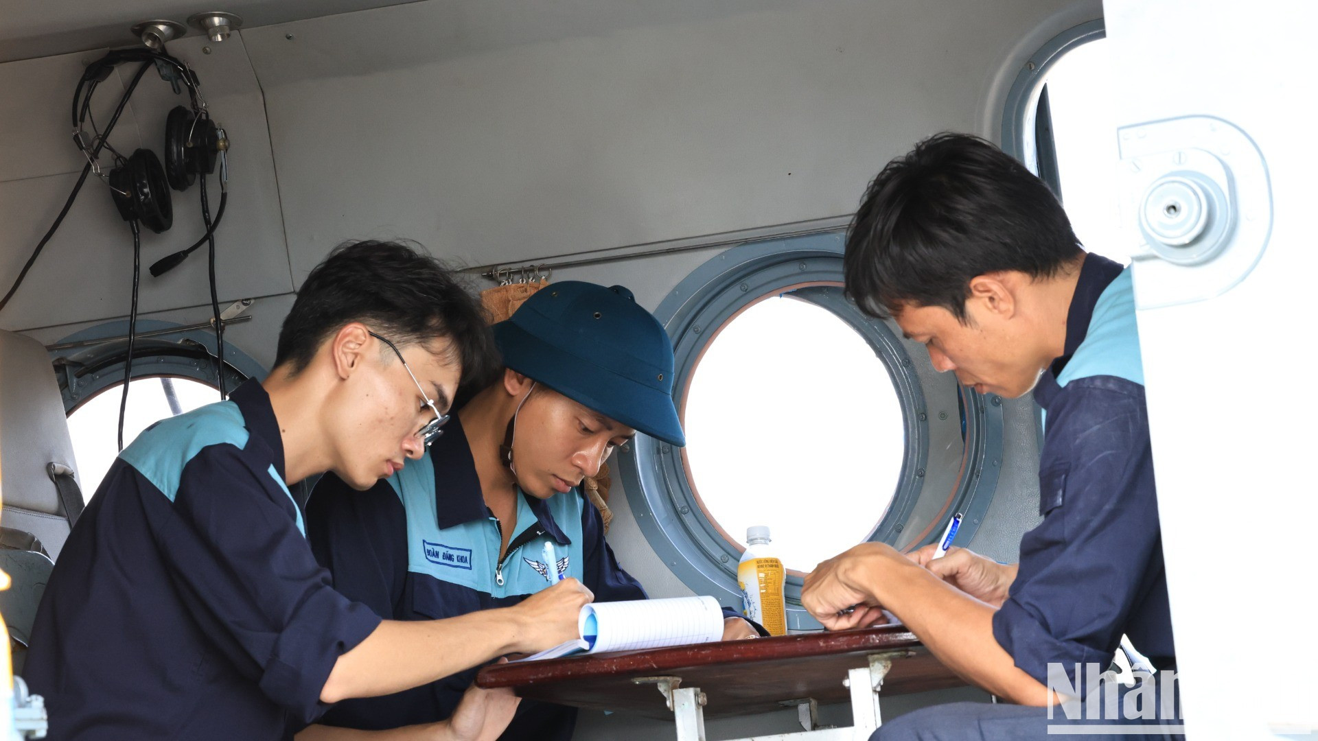 Equipo técnico registra los parámetros de vuelo. Equipo técnico registra los parámetros de vuelo.