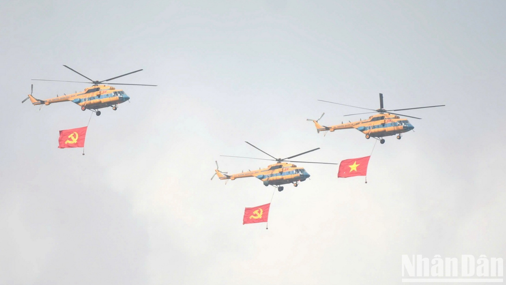 Escuadrilla de helicópteros ondea la bandera del Partido y la bandera nacional durante el ensayo conjunto. Escuadrilla de helicópteros ondea la bandera del Partido y la bandera nacional durante el ensayo conjunto.
