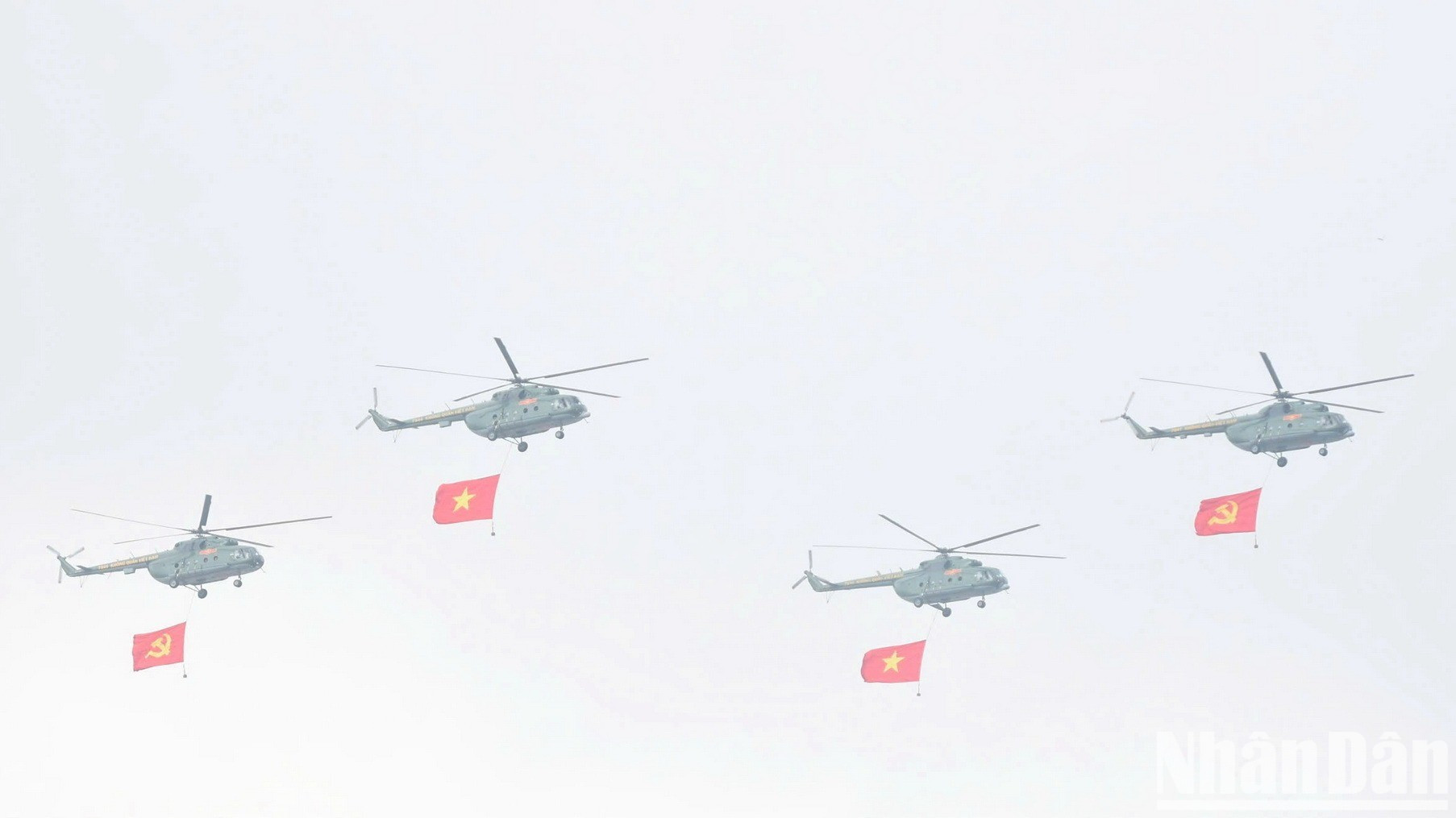 Escuadrilla de helicópteros participa en el ensayo conjunto con banderas del Partido Comunista y la bandera nacional. Escuadrilla de helicópteros participa en el ensayo conjunto con banderas del Partido Comunista y la bandera nacional.