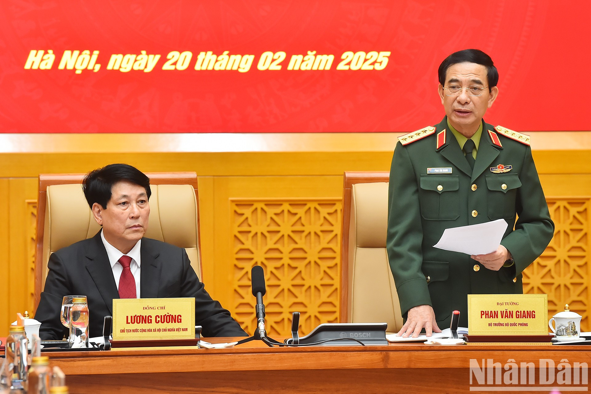 El general Phan Van Giang, ministro de Defensa Nacional, habla en la reunión.