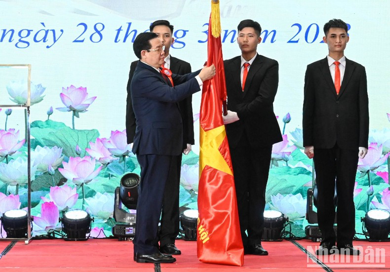 Dinh Hue adjunta la Orden de Trabajo de Segunda Clase a la bandera tradicional de la entidad. Dinh Hue adjunta la Orden de Trabajo de Segunda Clase a la bandera tradicional de la entidad.