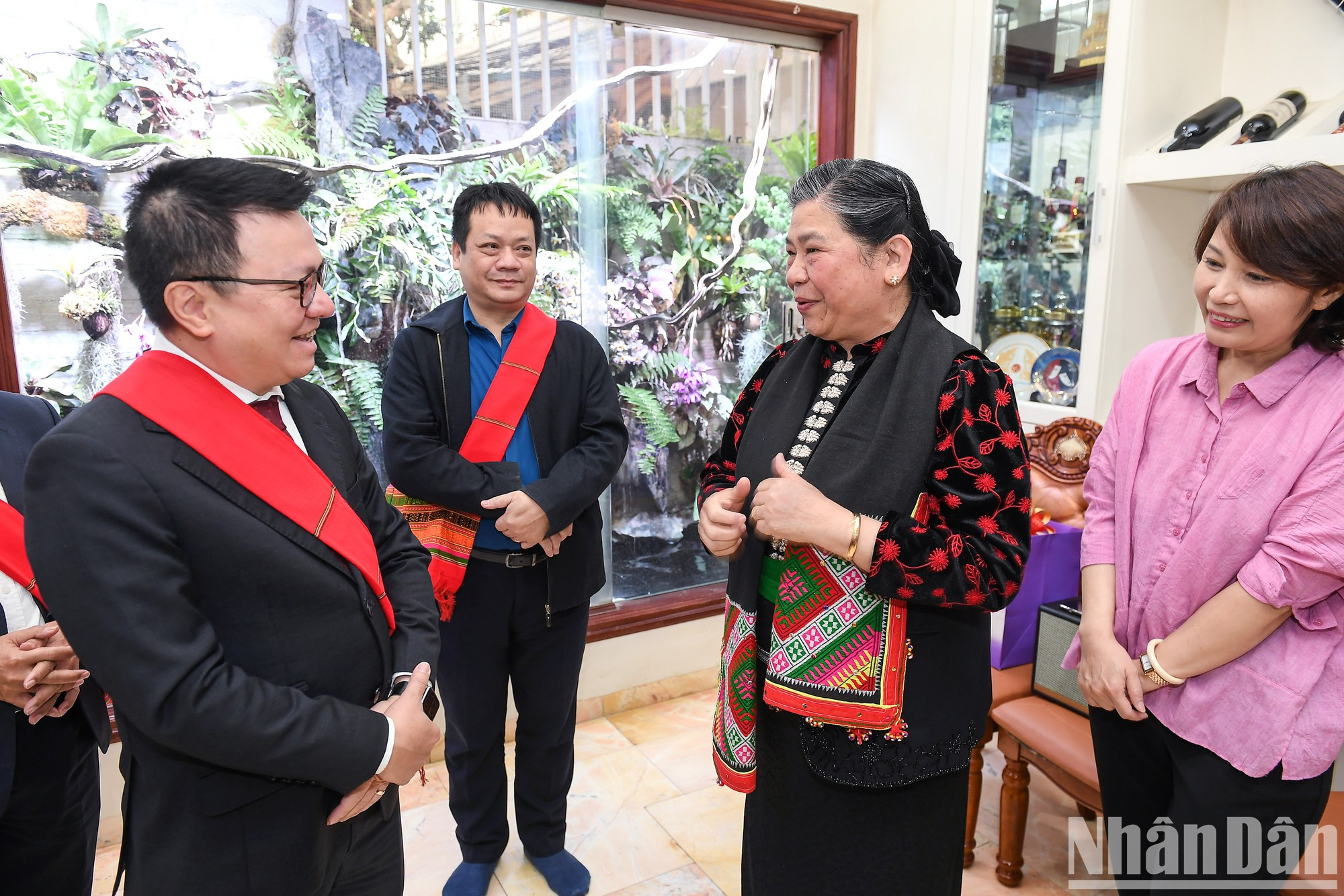 La compañera Tong Thi Phong entrega recuerdos a los dirigentes de Nhan Dan. La compañera Tong Thi Phong entrega recuerdos a los dirigentes de Nhan Dan.