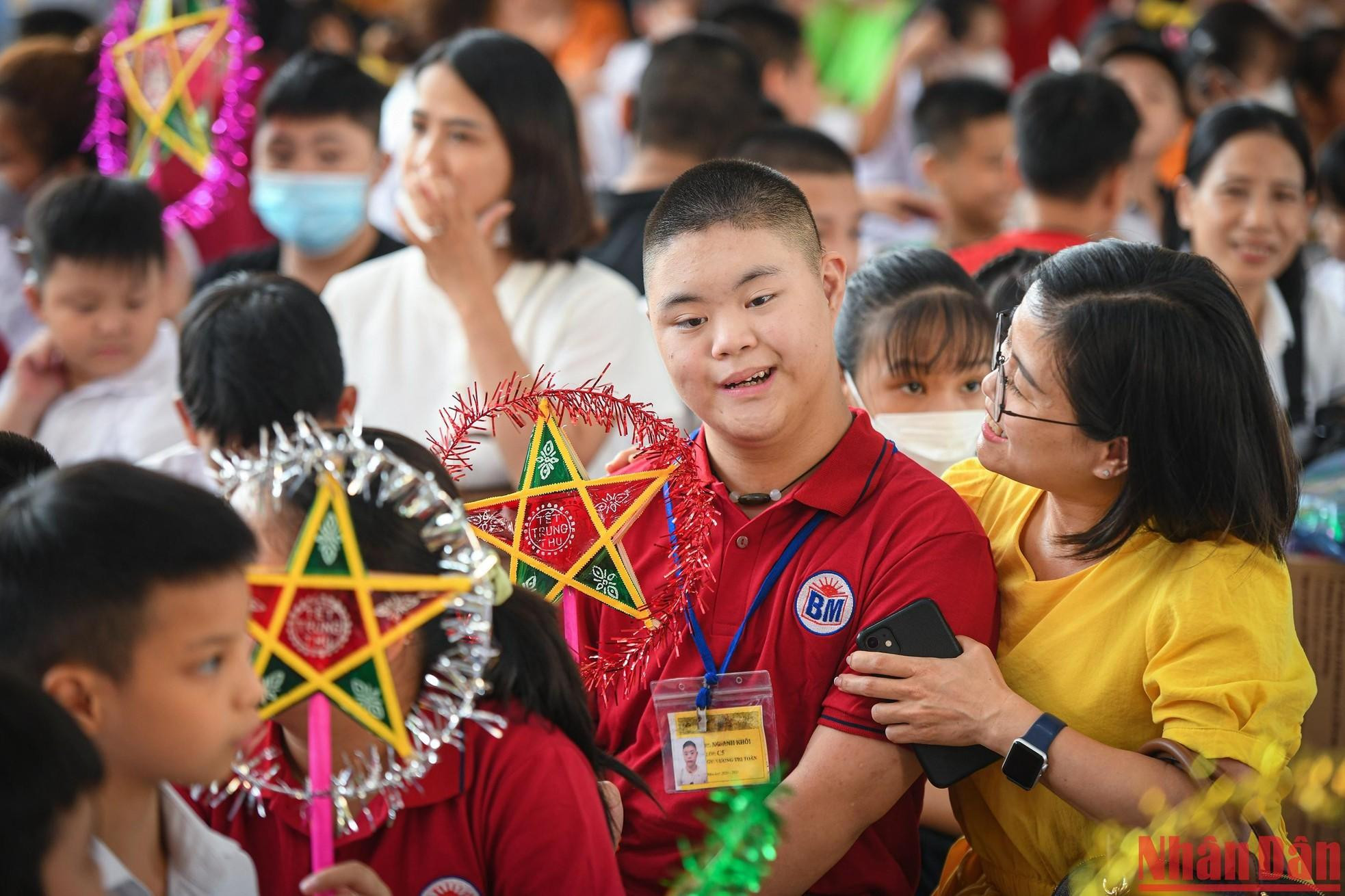 La Asociación de Patrocinio de Niños Discapacitados de Hanói celebra el festival para brindar a los infantes con discapacidad funcional una feliz Fiesta del Medio Otoño. La Asociación de Patrocinio de Niños Discapacitados de Hanói celebra el festival para brindar a los infantes con discapacidad funcional una feliz Fiesta del Medio Otoño.