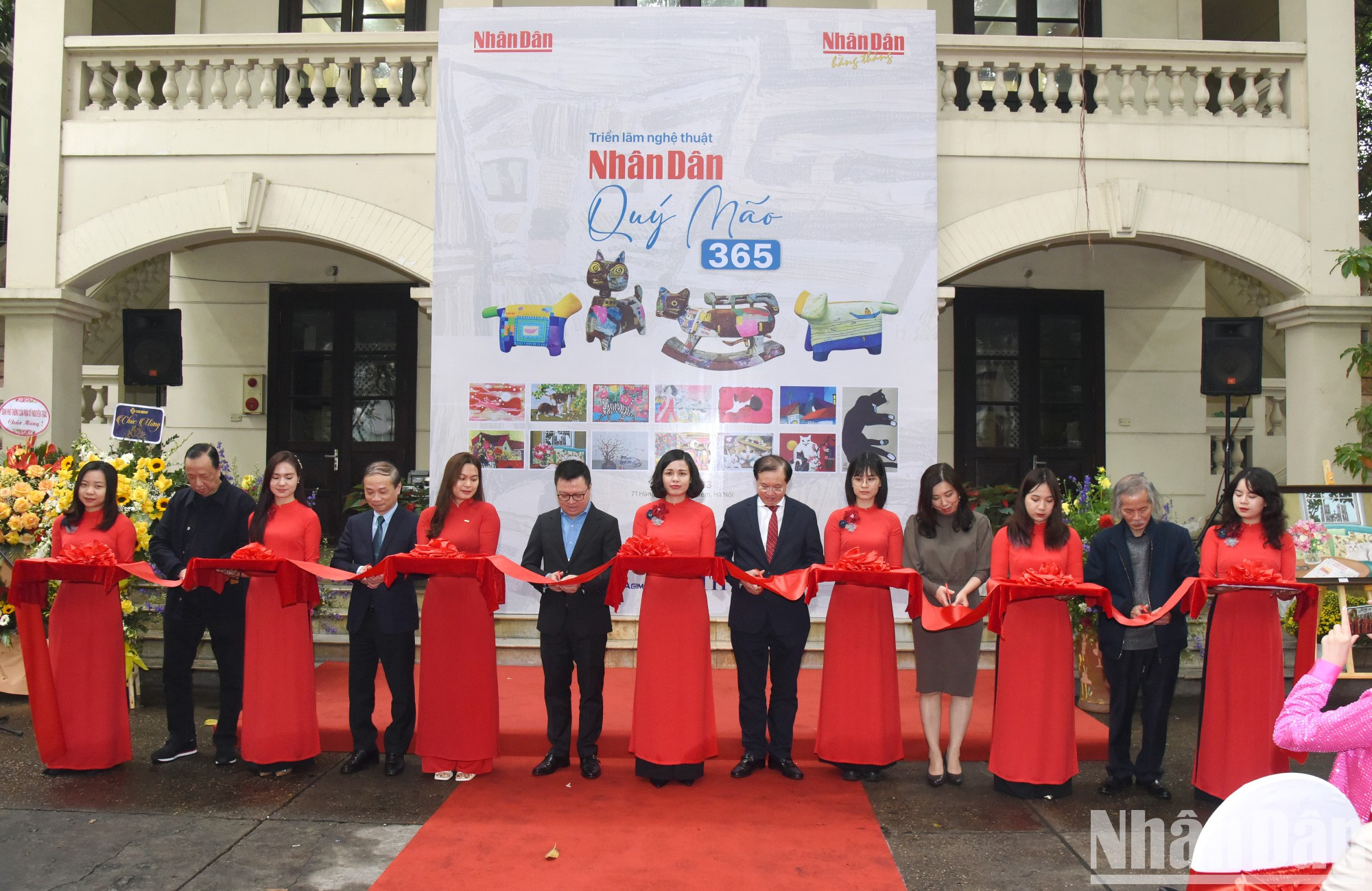 Corte de la cinta inaugural de la exposición. (Foto: Tran Hai)