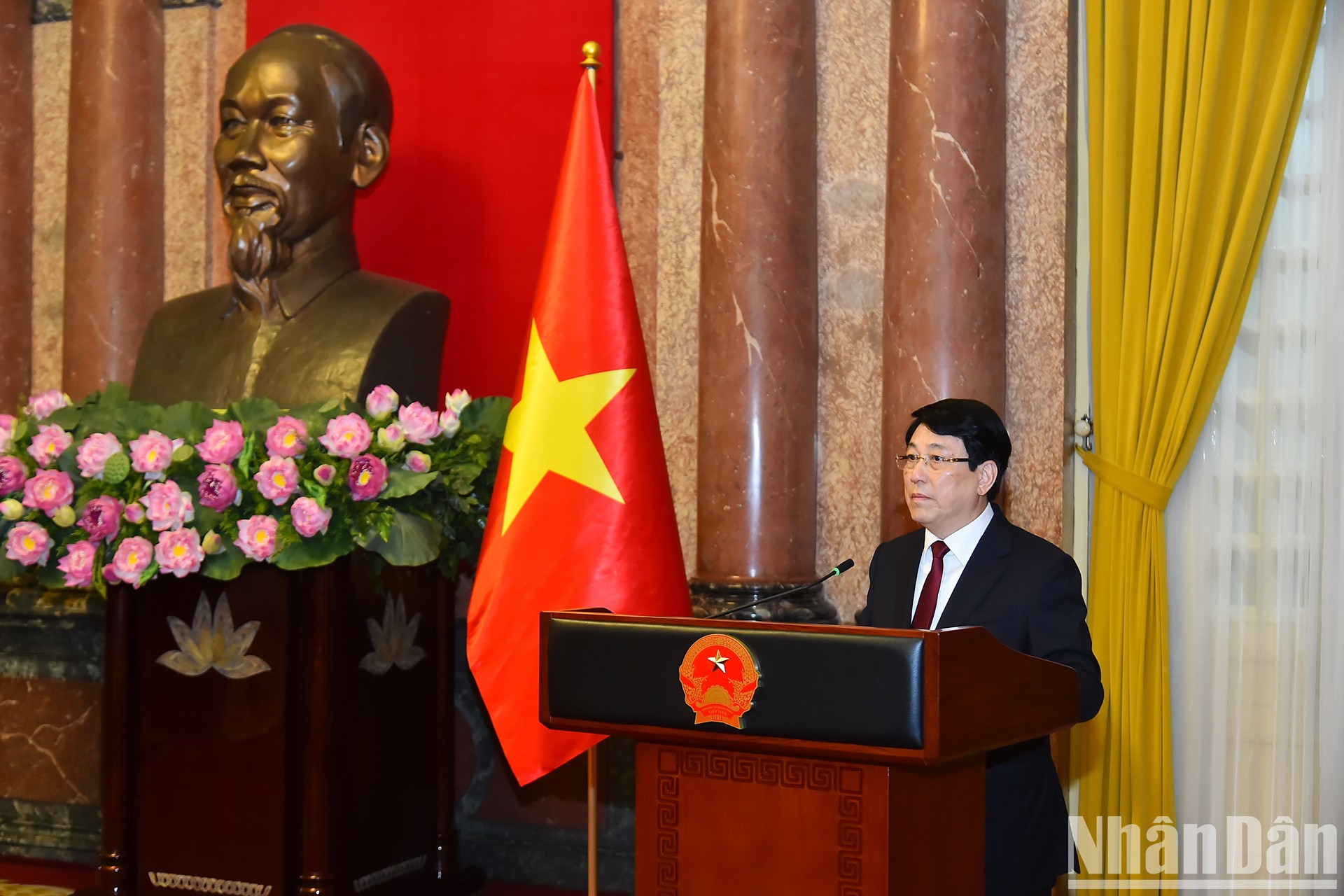 El presidente Luong Cuong pronuncia un discurso en el que asigna tareas al teniente general Le Quoc Hung.