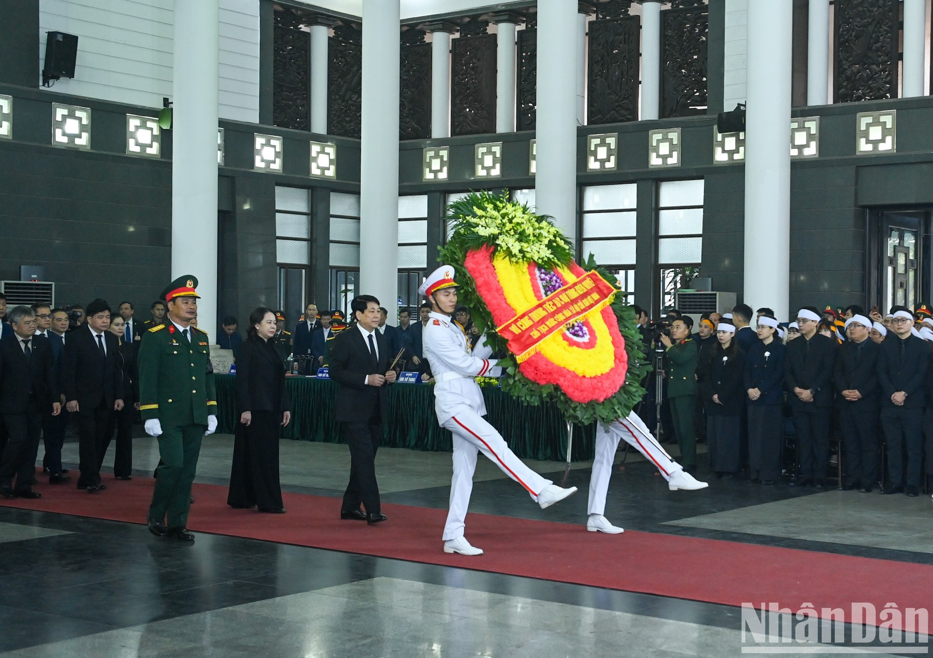 El presidente Luong Cuong ofrece inciensos en homenaje al general Nguyen Quyet.