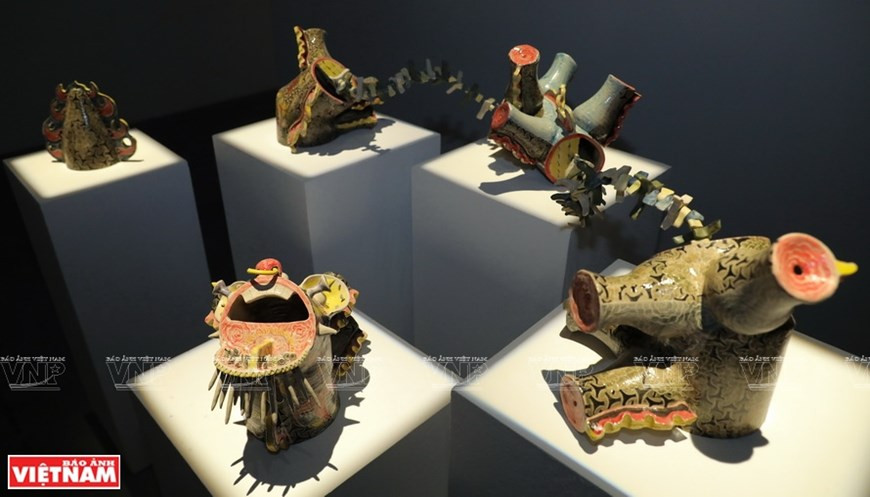 Obras exhibidas en el muestrario "Loong Koong" (Foto: VNA) Obras exhibidas en el muestrario "Loong Koong" (Foto: VNA)