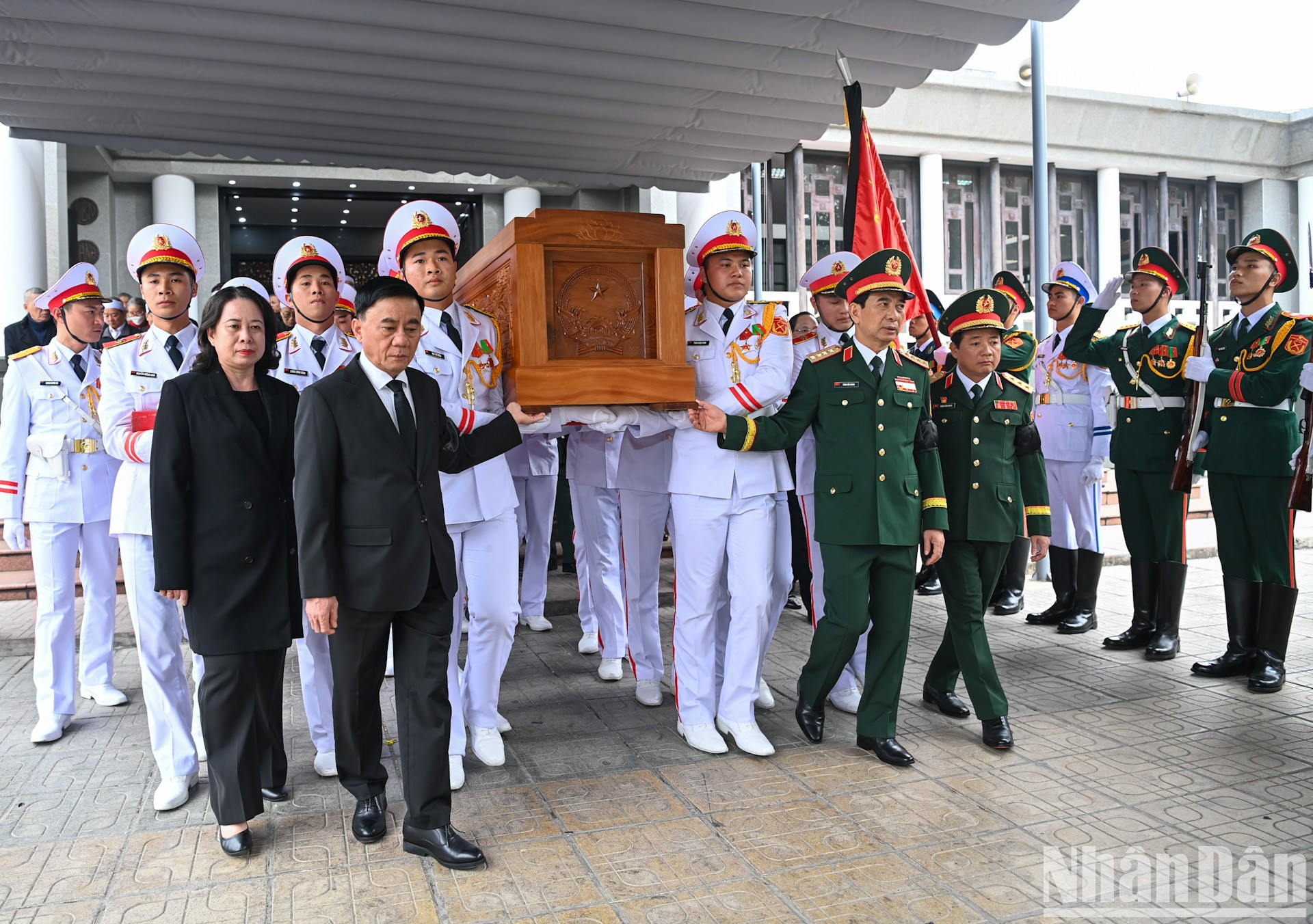 Los dirigentes del Partido y del Estado despiden al general Nguyen Quyet en su lugar de descanso final.