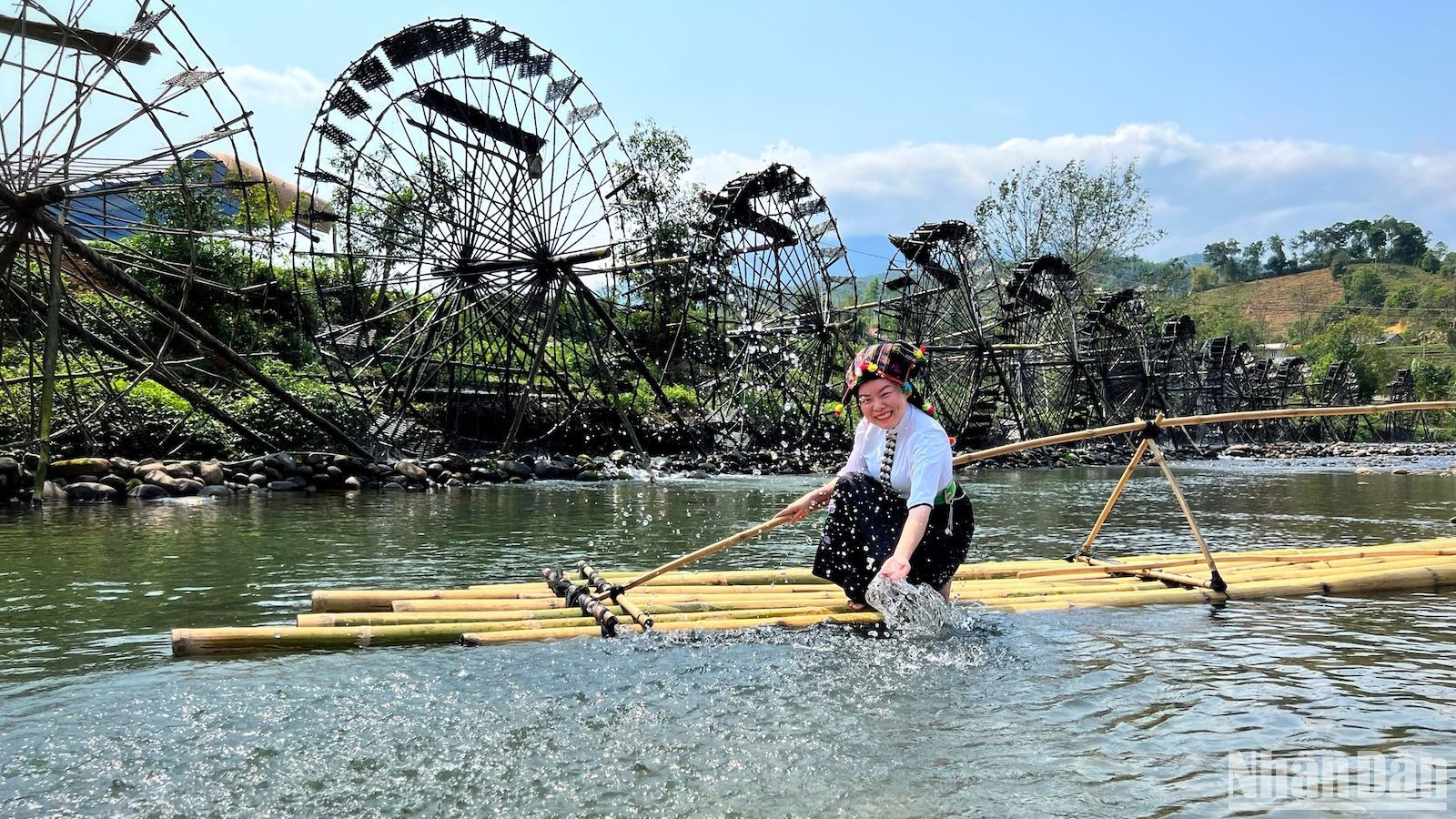 Una de las experiencias turísticas más populares es alquilar trajes tradicionales de la etnia thai para tomar fotografías. Una de las experiencias turísticas más populares es alquilar trajes tradicionales de la etnia thai para tomar fotografías.