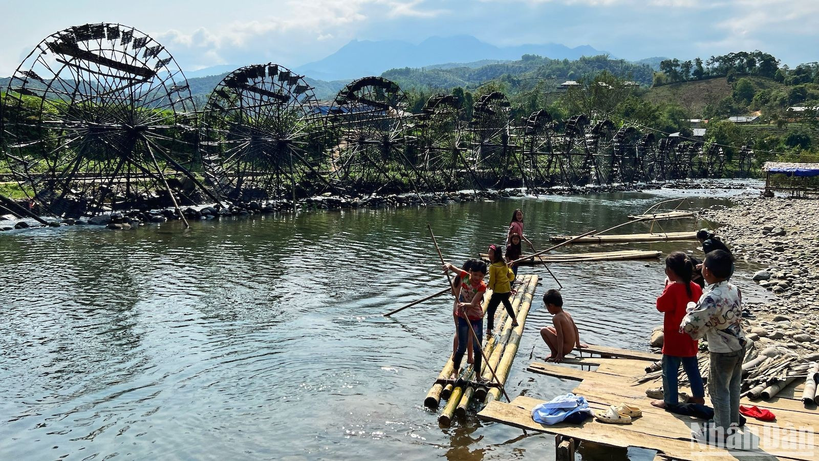 Los niños de la aldea de Na Khuong juegan junto a las ruedas de agua. Los niños de la aldea de Na Khuong juegan junto a las ruedas de agua.