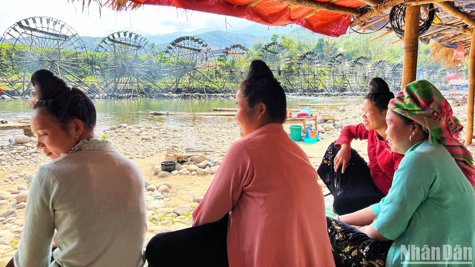 Los visitantes pueden experimentar la vida cotidiana y las costumbres de la gente local. Los visitantes pueden experimentar la vida cotidiana y las costumbres de la gente local.