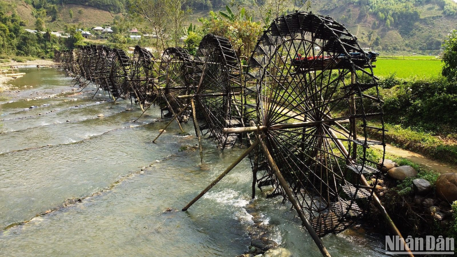 Las "con nuoc", elaboradas con materiales naturales de los bosques como madera, bambú y ratán, demuestran la creatividad y la laboriosidad de la etnia Thai asentada en la zona. Las "con nuoc", elaboradas con materiales naturales de los bosques como madera, bambú y ratán, demuestran la creatividad y la laboriosidad de la etnia Thai asentada en la zona.