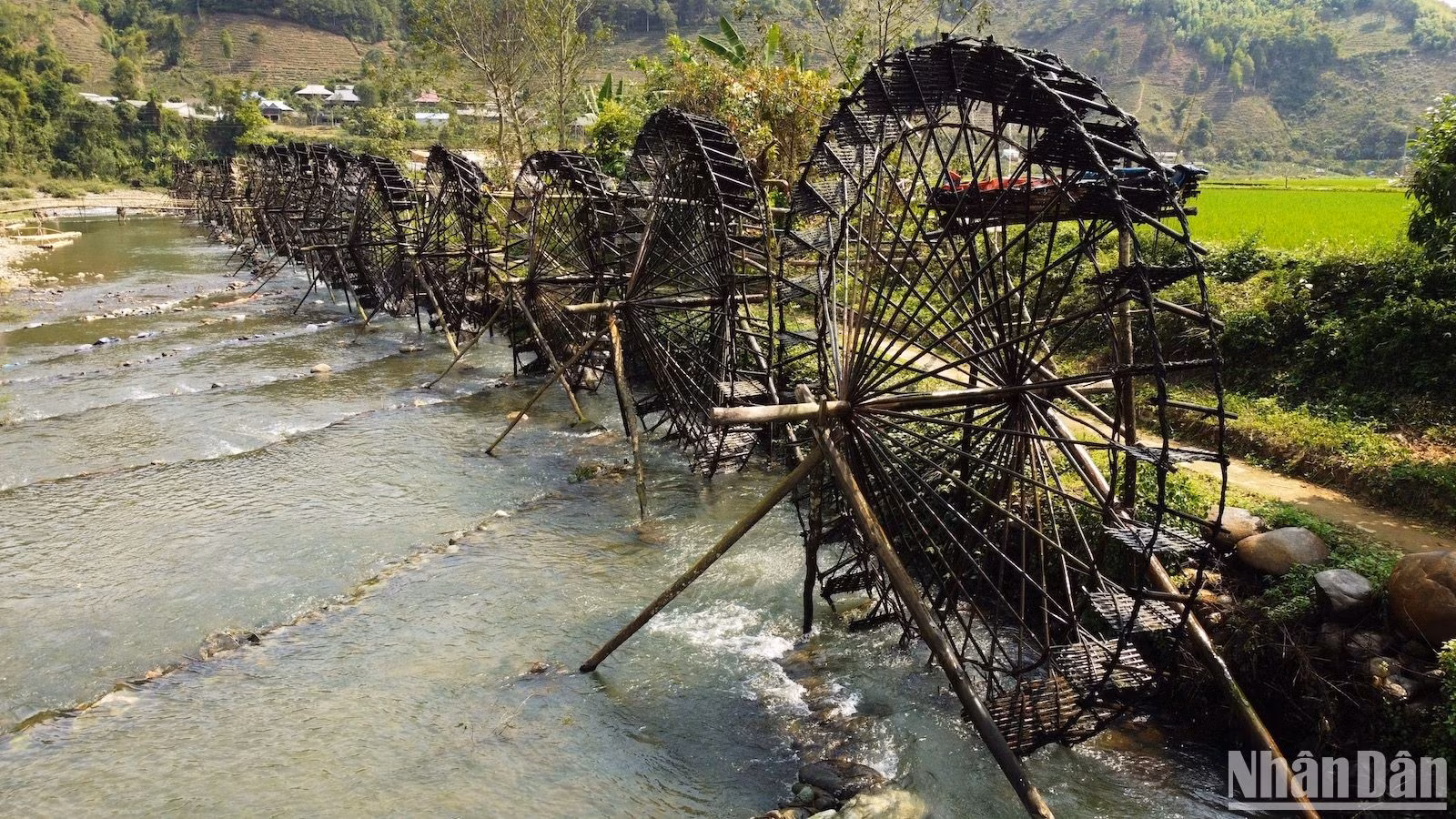 Las "con nuoc", elaboradas con materiales naturales de los bosques como madera, bambú y ratán, demuestran la creatividad y la laboriosidad de la etnia Thai asentada en la zona.