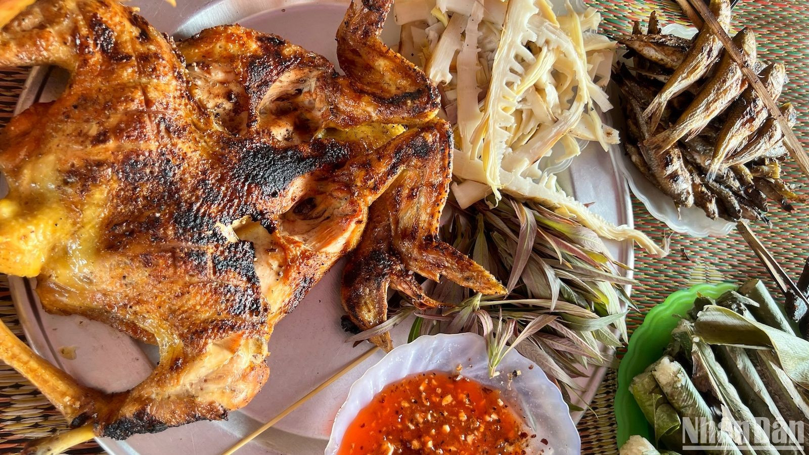 Entre las especialidades culinarias de esta etnia se incluyen el pollo de montaña a la parrilla, los brotes de bambú amargo, el pescado de arroyo y el "com lam" (arroz horneado en cañas de bambú). Entre las especialidades culinarias de esta etnia se incluyen el pollo de montaña a la parrilla, los brotes de bambú amargo, el pescado de arroyo y el "com lam" (arroz horneado en cañas de bambú).