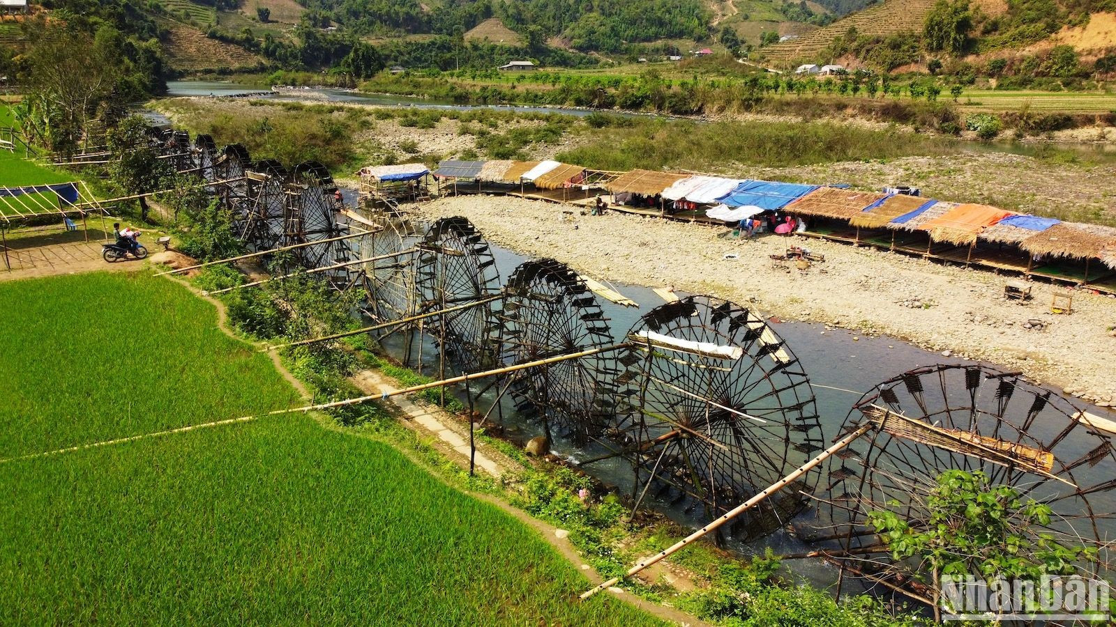 La gente del lugar ha construido puentes de bambú y ha decorado el lugar con paisajes en miniatura, balsas y cabañas para atender a los turistas. La gente del lugar ha construido puentes de bambú y ha decorado el lugar con paisajes en miniatura, balsas y cabañas para atender a los turistas.