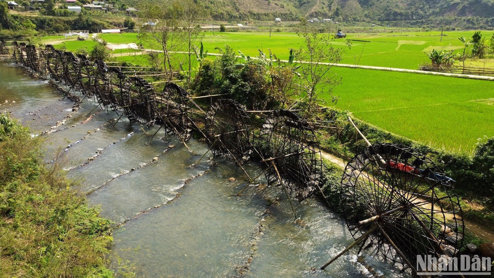 Las 30 ruedas de agua gigantes giran junto al río Nam Mu, creando una experiencia visual y auditiva vívida de las montañas y los bosques. Las 30 ruedas de agua gigantes giran junto al río Nam Mu, creando una experiencia visual y auditiva vívida de las montañas y los bosques.