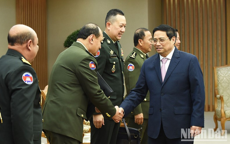 El primer ministro Pham Minh Chinh y los miembros de la delegación camboyana. El primer ministro Pham Minh Chinh y los miembros de la delegación camboyana.