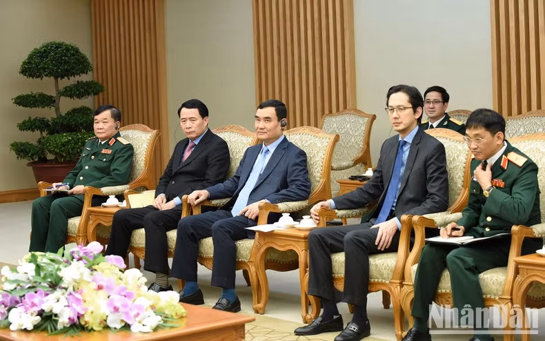 Representantes de los ministerios, departamentos y sectores de Vietnam en la reunión.