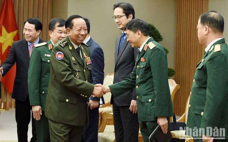 El general Tea Banh, viceprimer ministro y titular de Defensa de Camboya, saluda a los dirigentes de los ministerios y agencias del Gobierno vietnamita. El general Tea Banh, viceprimer ministro y titular de Defensa de Camboya, saluda a los dirigentes de los ministerios y agencias del Gobierno vietnamita.