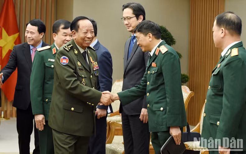 El general Tea Banh, viceprimer ministro y titular de Defensa de Camboya, saluda a los dirigentes de los ministerios y agencias del Gobierno vietnamita.
