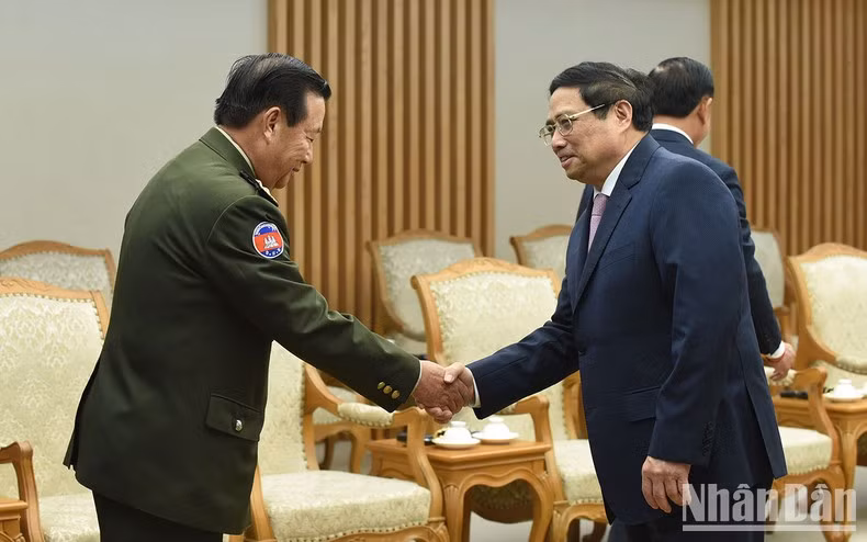 El primer ministro Pham Minh Chinh recibe a los miembros de la delegación que acompaña al dirigente camboyano.