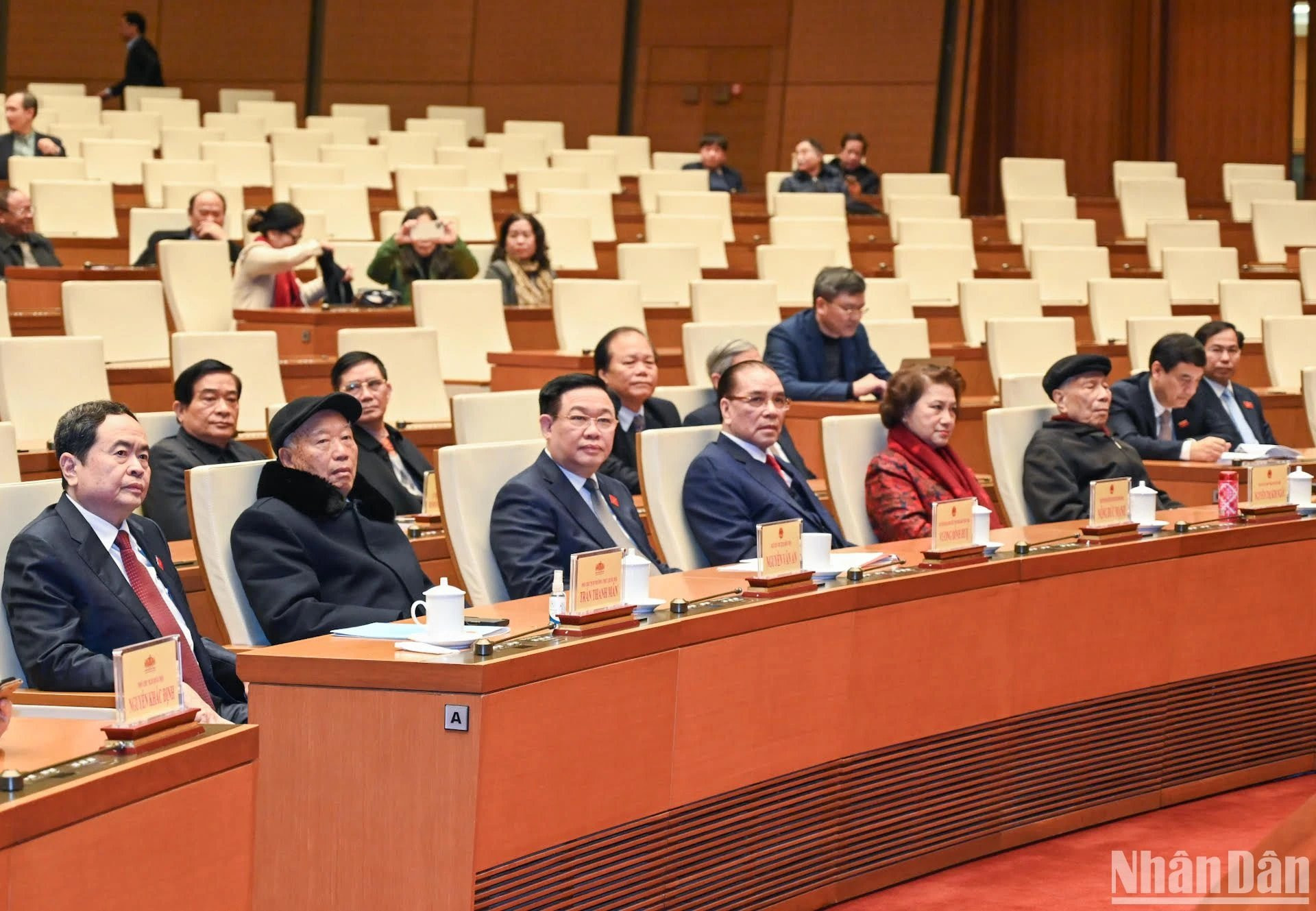 El ex secretario general del Partido Comunista de Vietnam, Nong Duc Manh, el presidente de la AN, Vuong Dinh Hue, los exitulares del Parlamento Nguyen Van An y Nguyen Thi Kim Ngan y otros delegados.