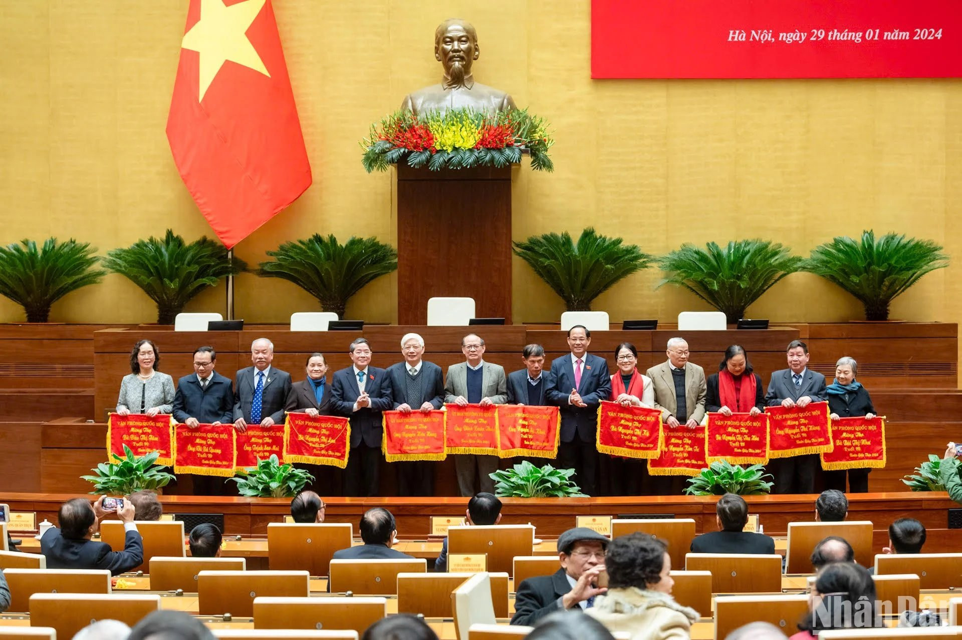 Los vicepresidentes de la AN, Nguyen Duc Hai y Tran Quang Phuong entregan la cinta de la longevidad a los delegados.
