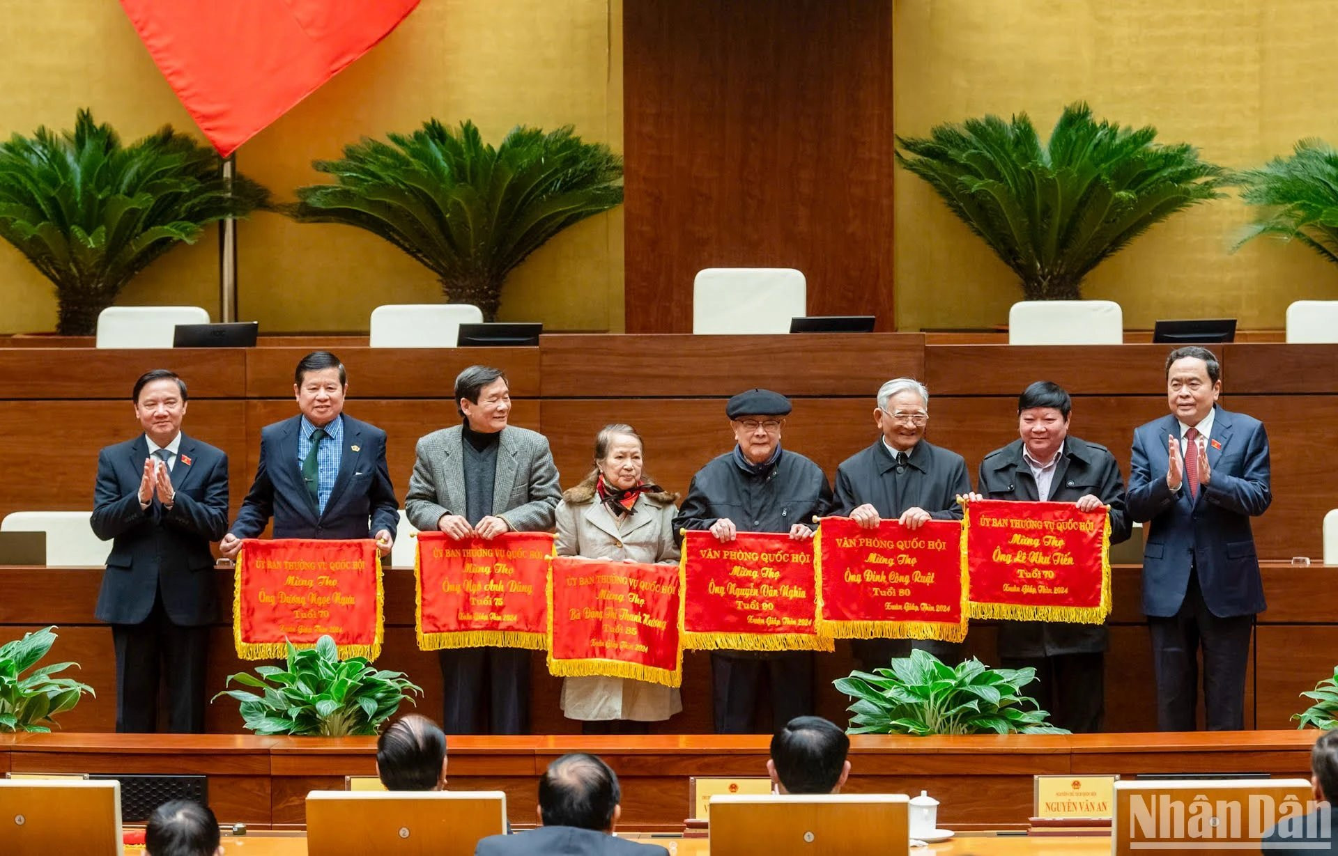 El vicepresidente permanente de la AN, Tran Thanh Man, y el vicetitular de ese órgano, Nguyen Khac Dinh, entregan la cinta de la longevidad a los delegados.