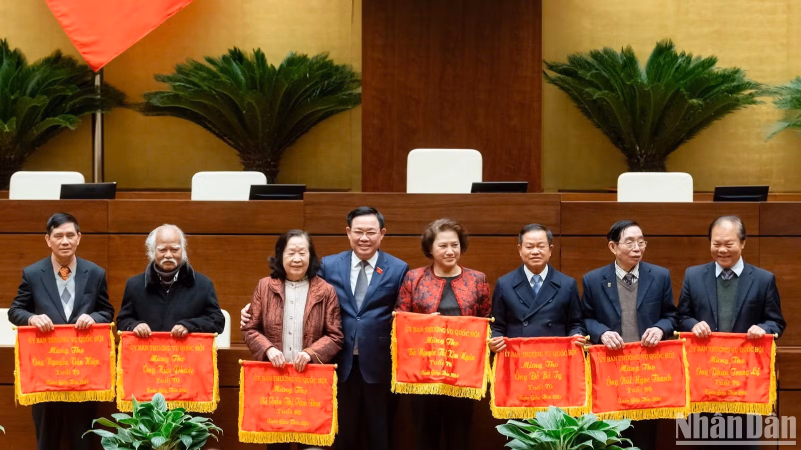 [Foto] Maximo legislador felicita a exdirigentes de Asamblea Nacional por Tet