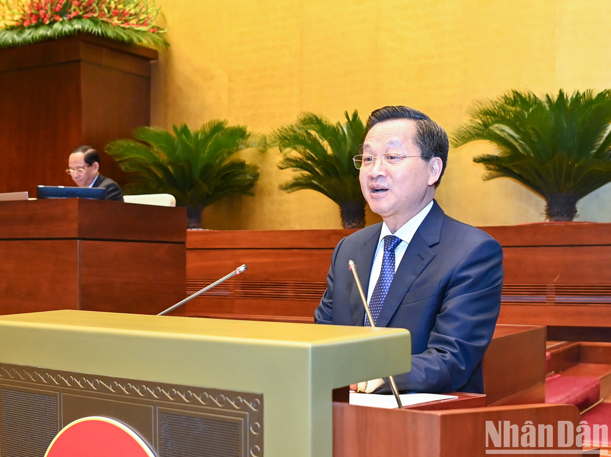 El viceprimer ministro Le Minh Khai presenta el informe de evaluación adicional sobre los resultados de la implementación del plan de desarrollo socioeconómico y del presupuesto estatal en 2023 y los primeros meses del año 2024. El viceprimer ministro Le Minh Khai presenta el informe de evaluación adicional sobre los resultados de la implementación del plan de desarrollo socioeconómico y del presupuesto estatal en 2023 y los primeros meses del año 2024.