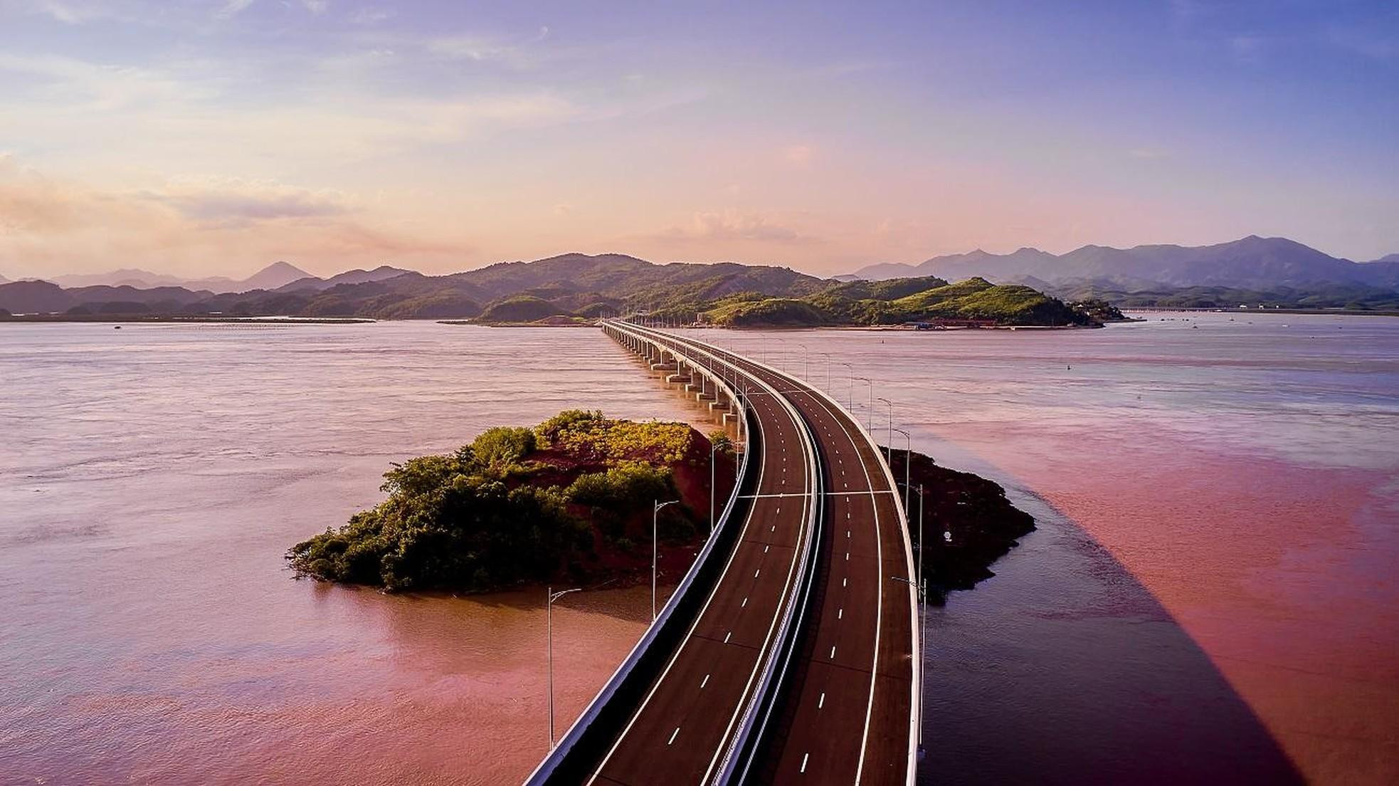 El proyecto se conecta con la autopista Van Don - Ha Long - Hai Phong - Hanoi - Lao Cai, formando la autopista más larga de Vietnam con casi 600 kilómetros que pasarán por los centros económicos más grandes de la región del norte. El proyecto se conecta con la autopista Van Don - Ha Long - Hai Phong - Hanoi - Lao Cai, formando la autopista más larga de Vietnam con casi 600 kilómetros que pasarán por los centros económicos más grandes de la región del norte.