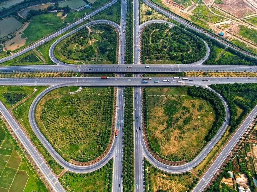 El aumento de superficie verde en la ciudad ayuda a reducir el humo y polvo y mejorar la belleza urbana. (Fotografía: VNA)
