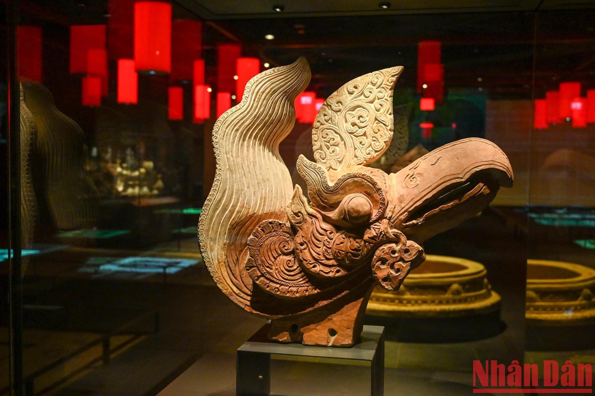 Con miles de vestigios arqueológicos de muchas épocas, el área de exhibición es una de las obras arquitectónicas más singulares del mundo. Este espacio se dedica a la preservación y a la conexión entre los valores tradicionales y modernos, así como al reflejo de la vitalidad perpetua del centro del poder supremo en la historia de mil 500 años de la nación, desde el período anterior a Thang Long hasta el centro político de Ba Dinh en la actualidad.