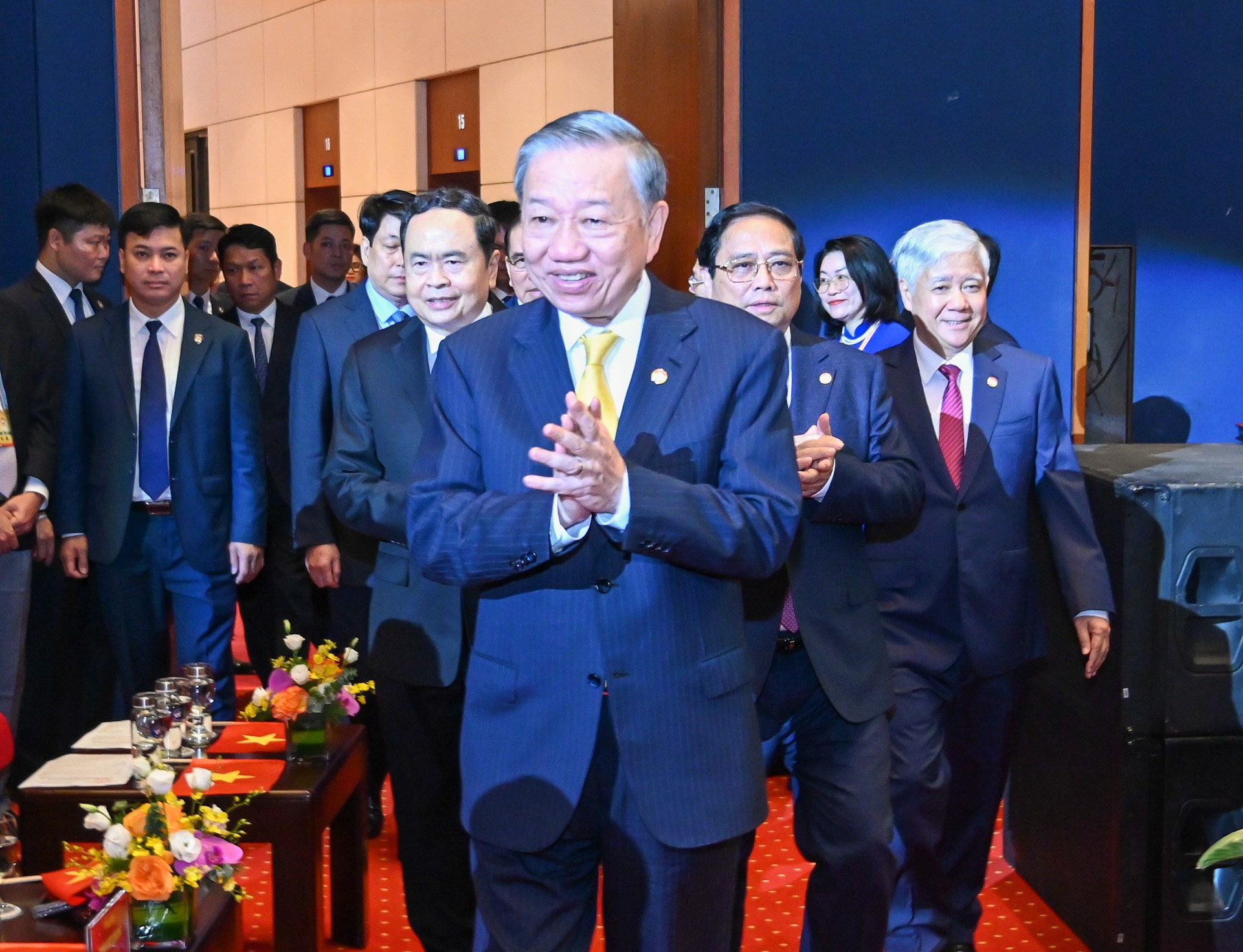 El secretario general del PCV y presidente del país, To Lam, el primer ministro, Pham Minh Chinh, el presidente de la Asamblea Nacional, Tran Thanh Man, y otros dirigentes del Partido y del Estado en el acto.