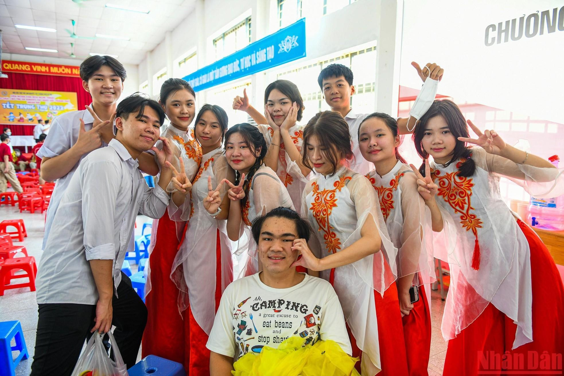 Sonrisas relucientes de alumnos discapacitados en la Fiesta del Medio Otoño 2022. Sonrisas relucientes de alumnos discapacitados en la Fiesta del Medio Otoño 2022.