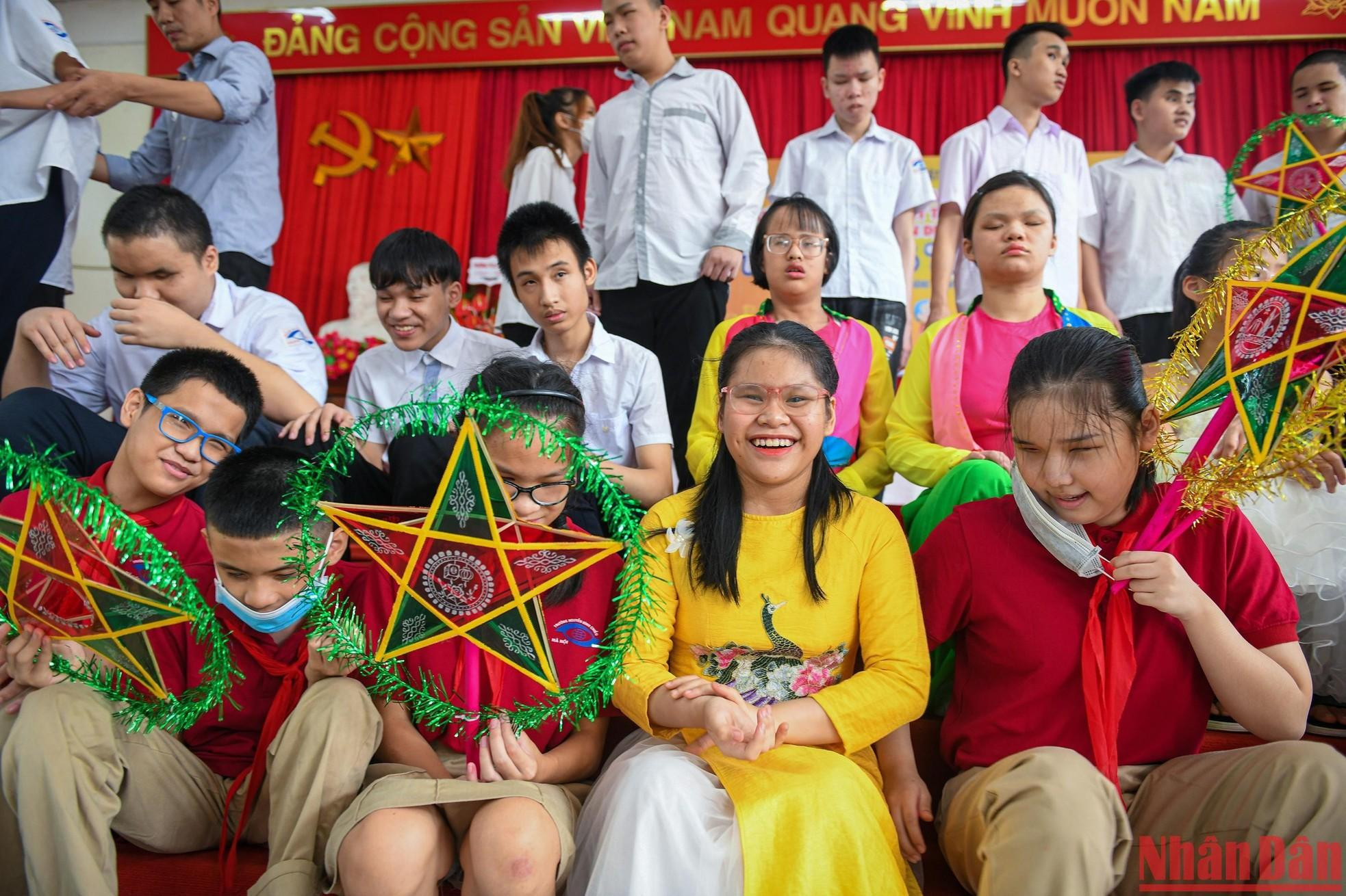 La felicidad de los niños al jugar con farolillos en forma de estrella. La felicidad de los niños al jugar con farolillos en forma de estrella.
