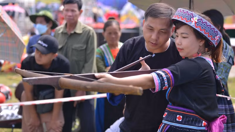 Los juegos folclóricos son una parte indispensable de la festividad.