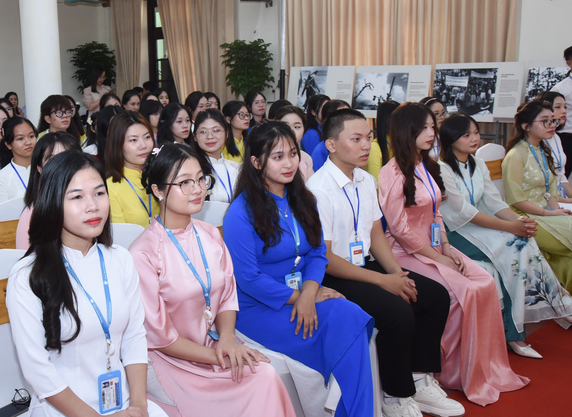 Estudiantes de la Academia de Mujeres de Vietnam. Estudiantes de la Academia de Mujeres de Vietnam.