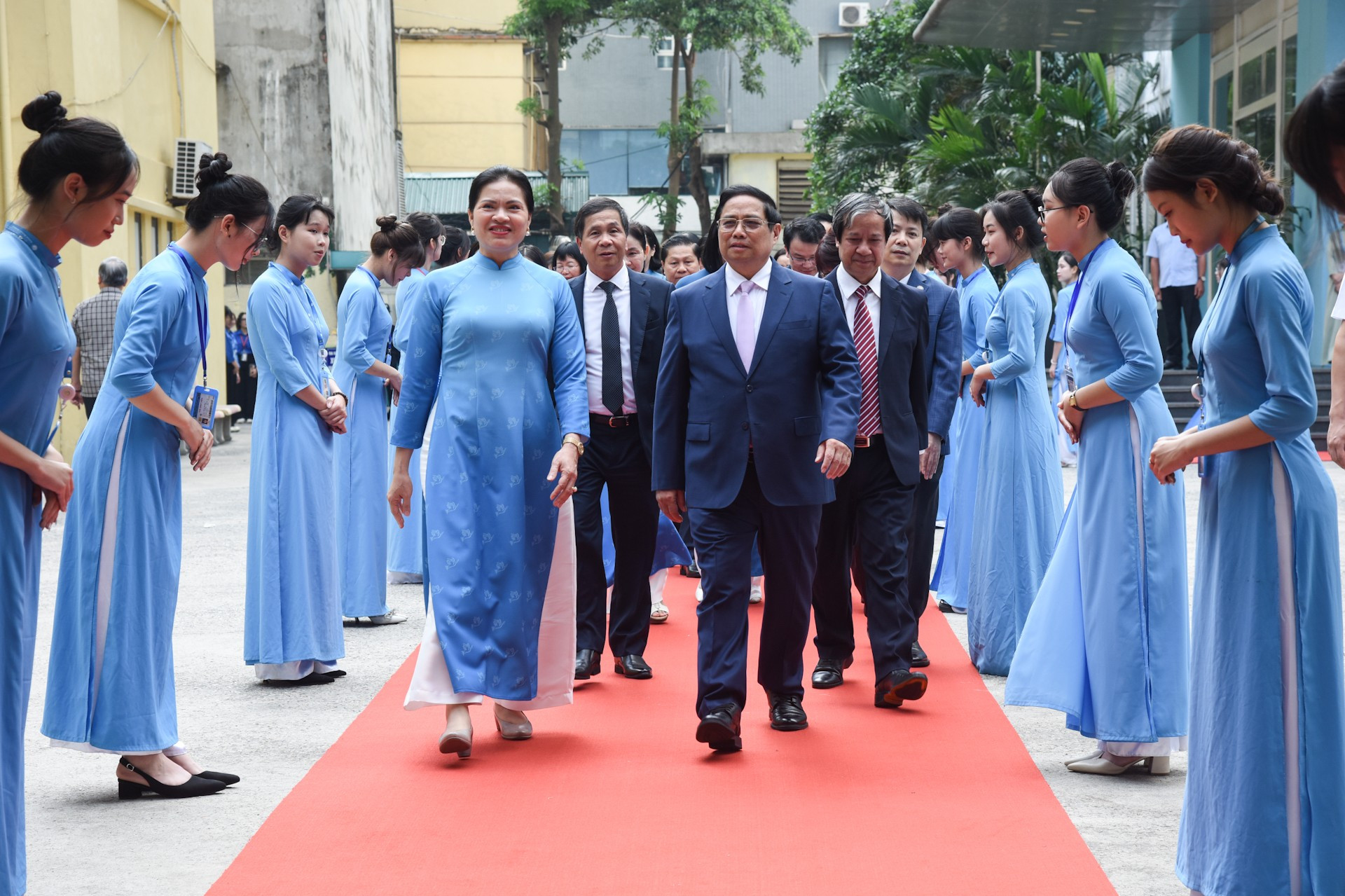 El primer ministro Pham Minh Chinh visita y felicita a los profesores y estudiantes de la Academia de Mujeres de Vietnam. El primer ministro Pham Minh Chinh visita y felicita a los profesores y estudiantes de la Academia de Mujeres de Vietnam.